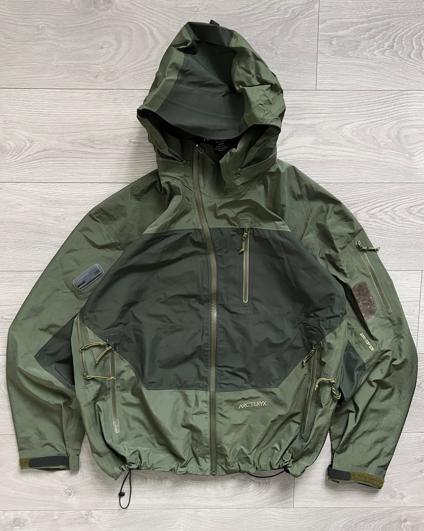 Arcteryx 00s Sidewinder SV Gore-Tex XCR Two Tone Jacket in Pine Green - Size XL