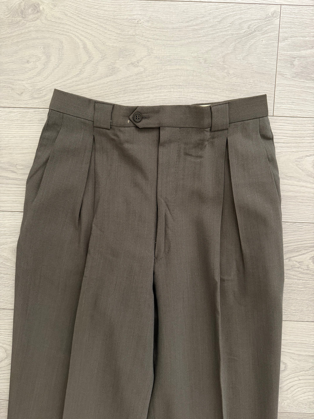 Giorgio Armani 1980s Taupe Charcoal Peaked Lapel Double Breasted Ribbed Weave Pleated Wool Suit - Size XL Jacket / 32" Waist