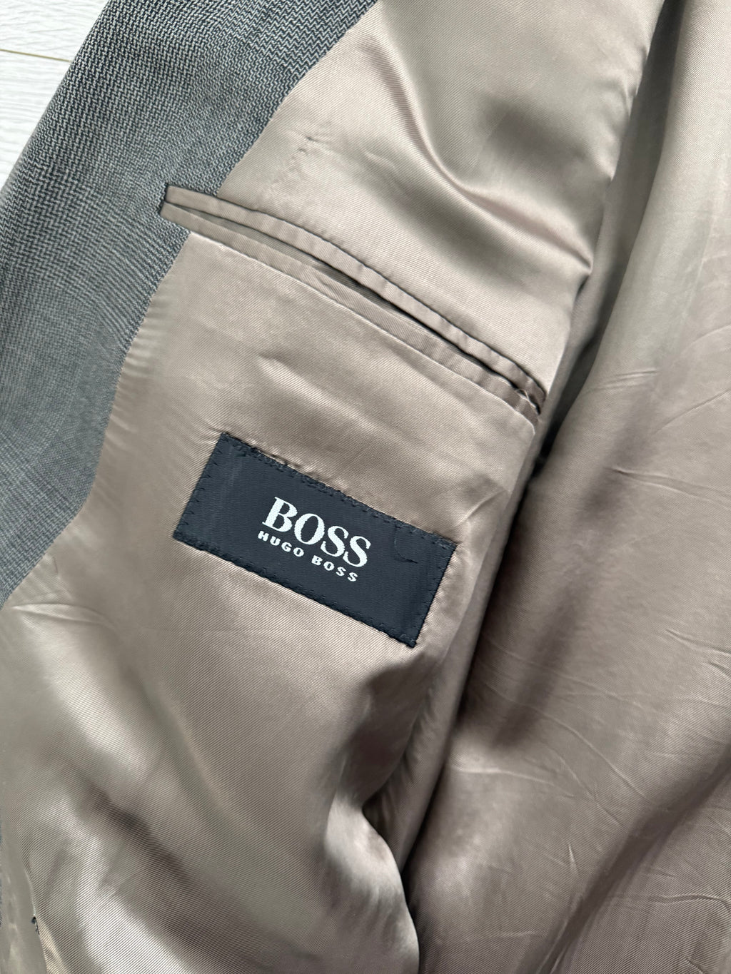 Hugo Boss 1980s 'Zeus' Peaked Lapel Double Breasted Pleated Wool Check Suit Greige - Size XL Jacket / 34" Waist