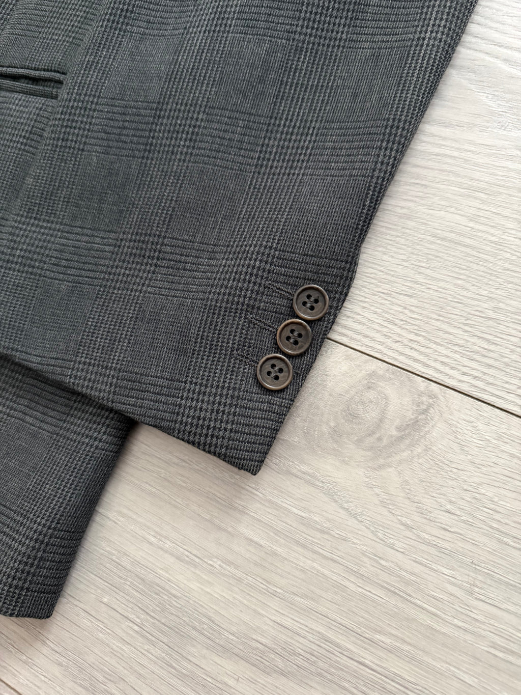 Emporio Armani 1990s 3B Prince of Wales Check Grey Pleated Wool Suit - Size L Jacket / 32" Waist