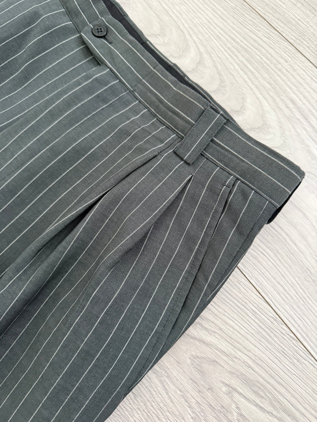 Versace 1980s Notch Lapel Double Breasted Pleated Wool Striped Grey Suit - Size L Jacket / 34" Waist