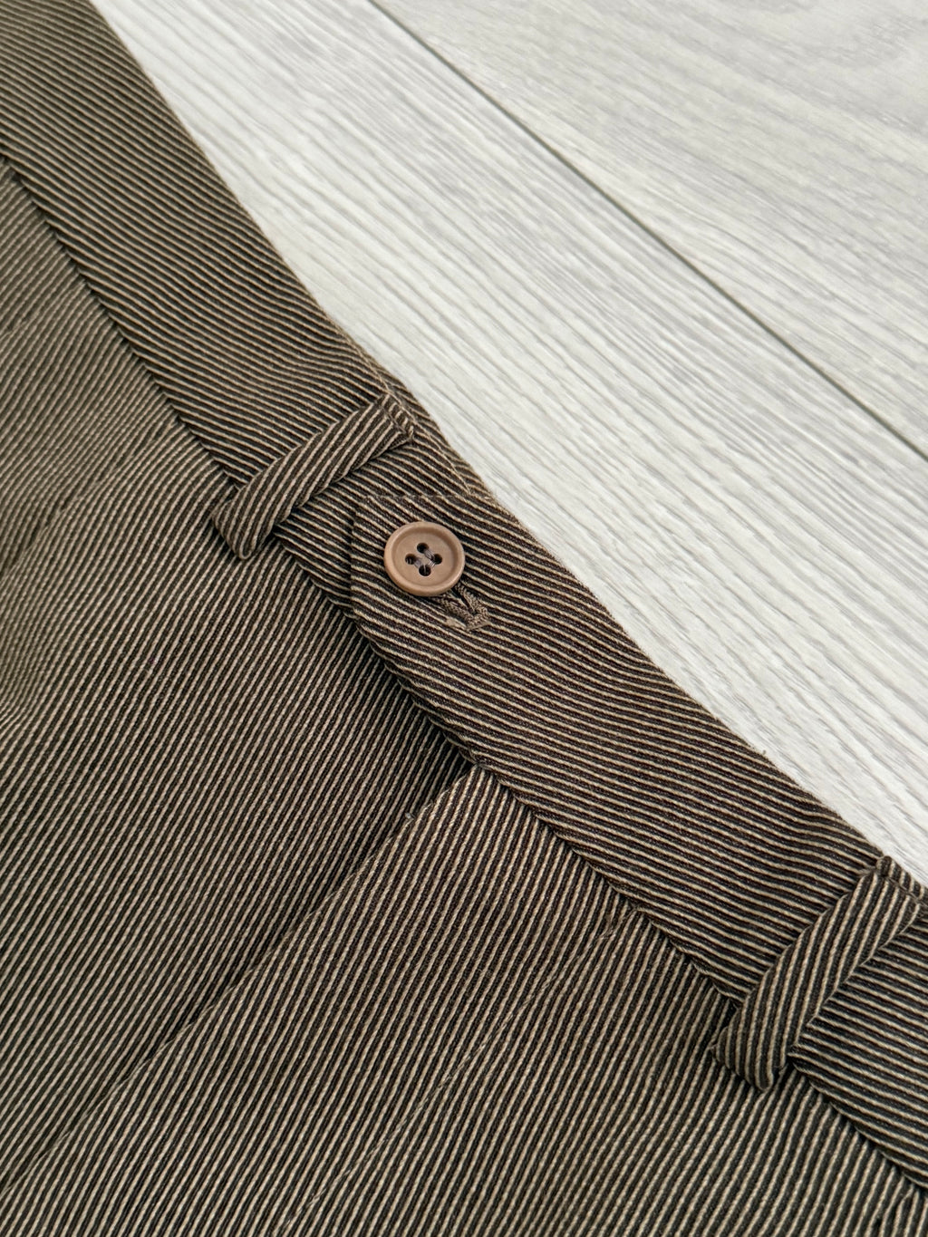 Giorgio Armani 1980s Double Breasted Pleated Wool Suit Taupe Brown New - Size L Jacket / 32" Waist