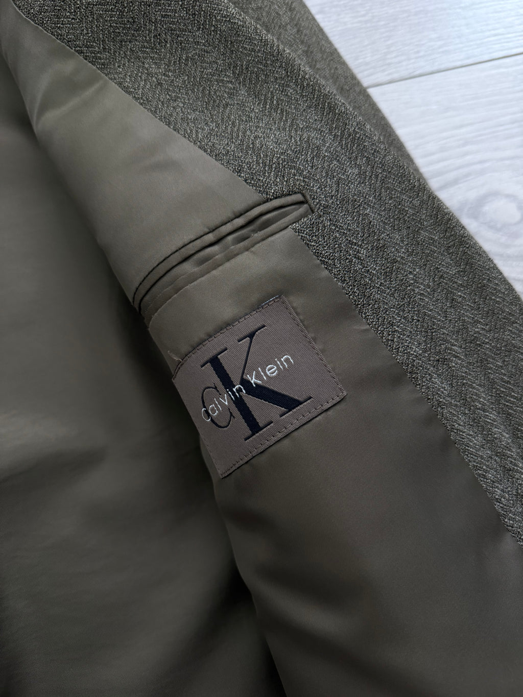 Calvin Klein 1990s 2B Herringbone Wool Double Pleat Suit Khaki Green - Size M Jacket / 32" Waist