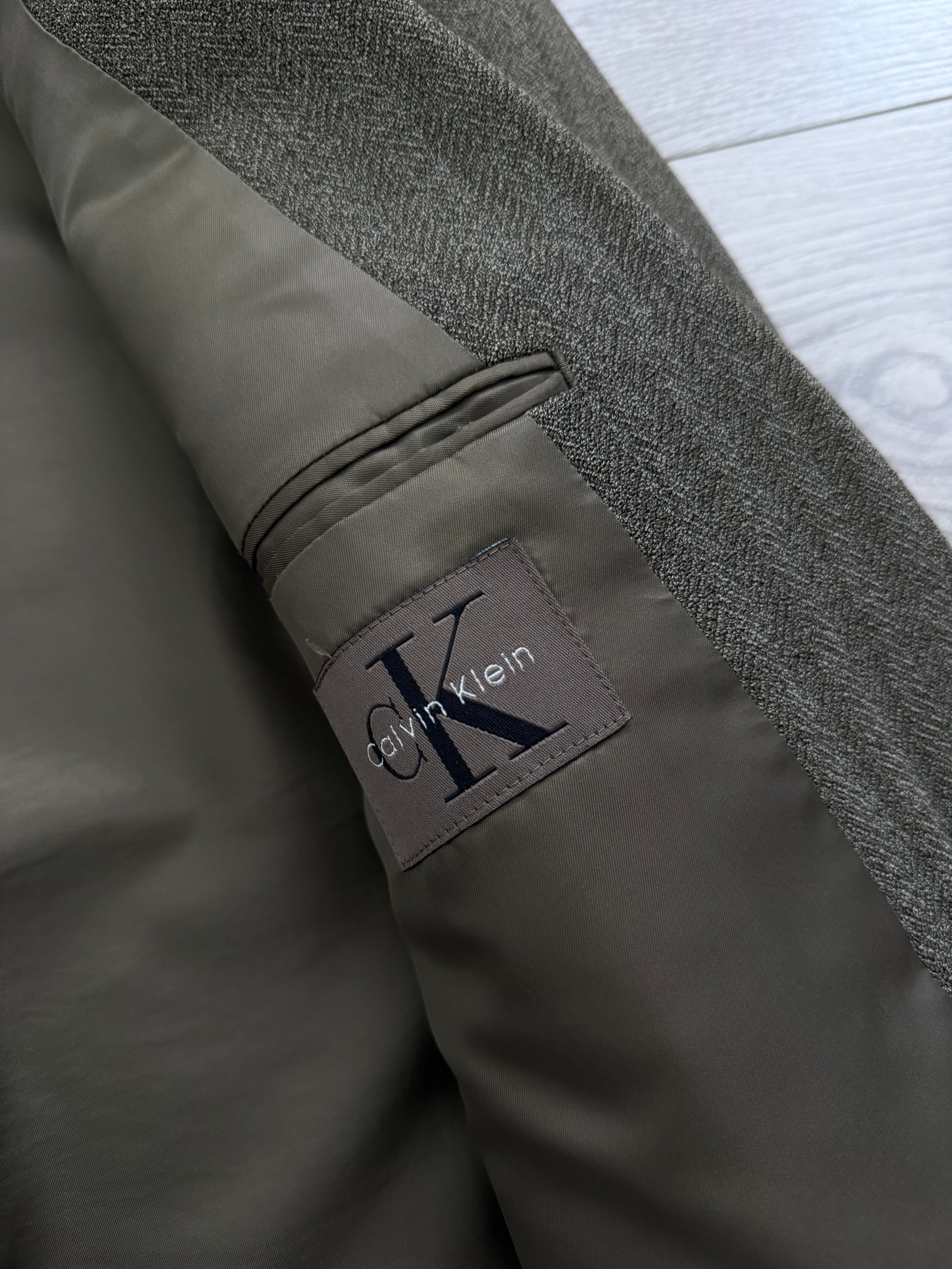Calvin Klein 1990s 2B Herringbone Wool Double Pleat Suit Khaki Green - Size M Jacket / 32" Waist