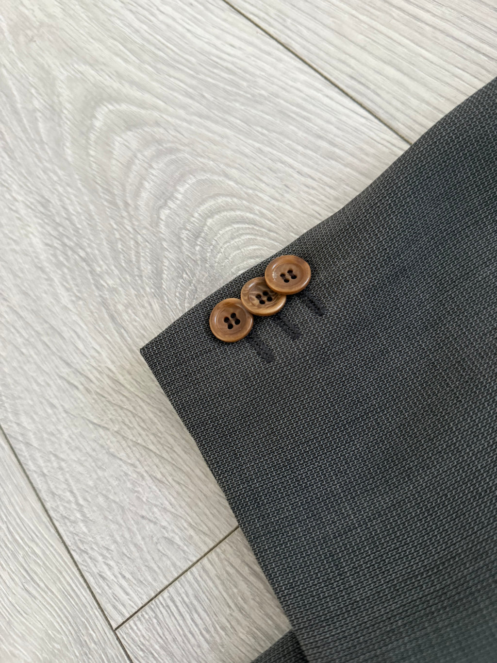 Armani 1990s 3B Textured Wool Pleated Taupe Grey Suit - Size M Jacket / 32" Waist
