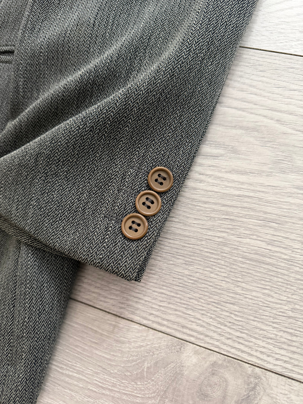 Giorgio Armani 1980s 3B Herringbone Weave Grey Pleated Wool Suit - Size XL Jacket / 32" Waist