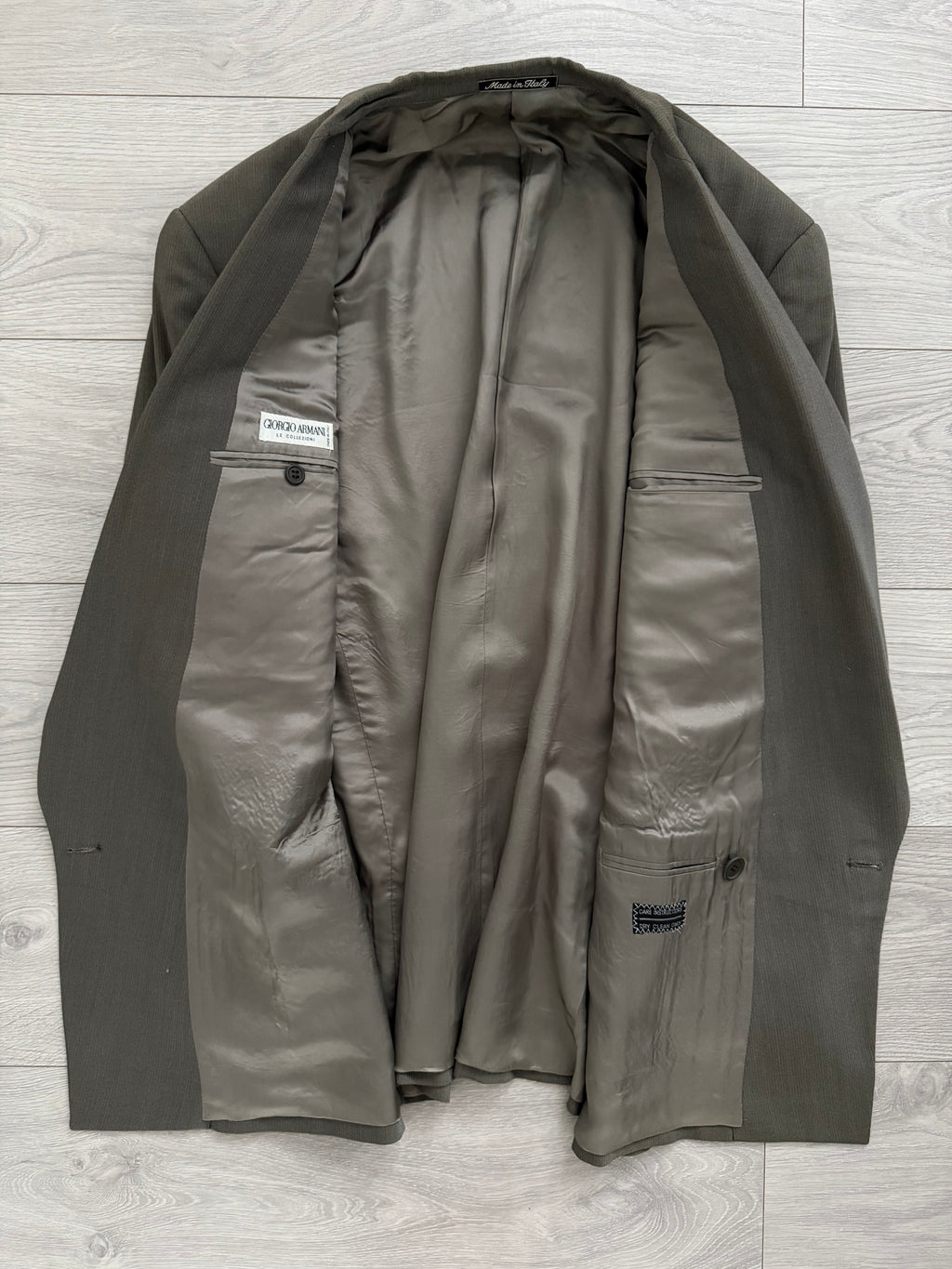 Giorgio Armani 1980s Taupe Charcoal Peaked Lapel Double Breasted Ribbed Weave Pleated Wool Suit - Size XL Jacket / 32" Waist