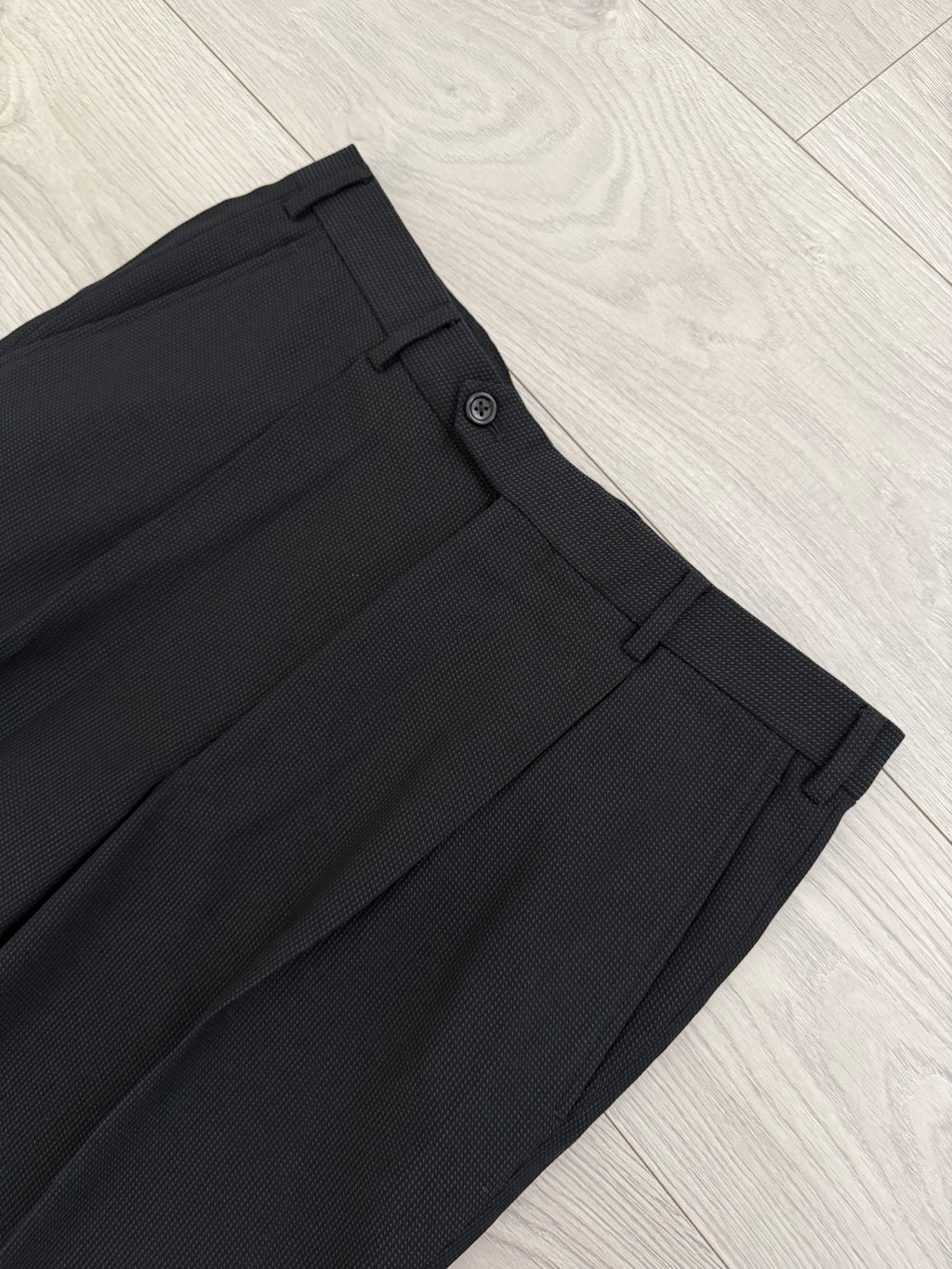 Armani 1990s 2B Pleated Textured Wool Black Suit - Size M Jacket / 32" Waist