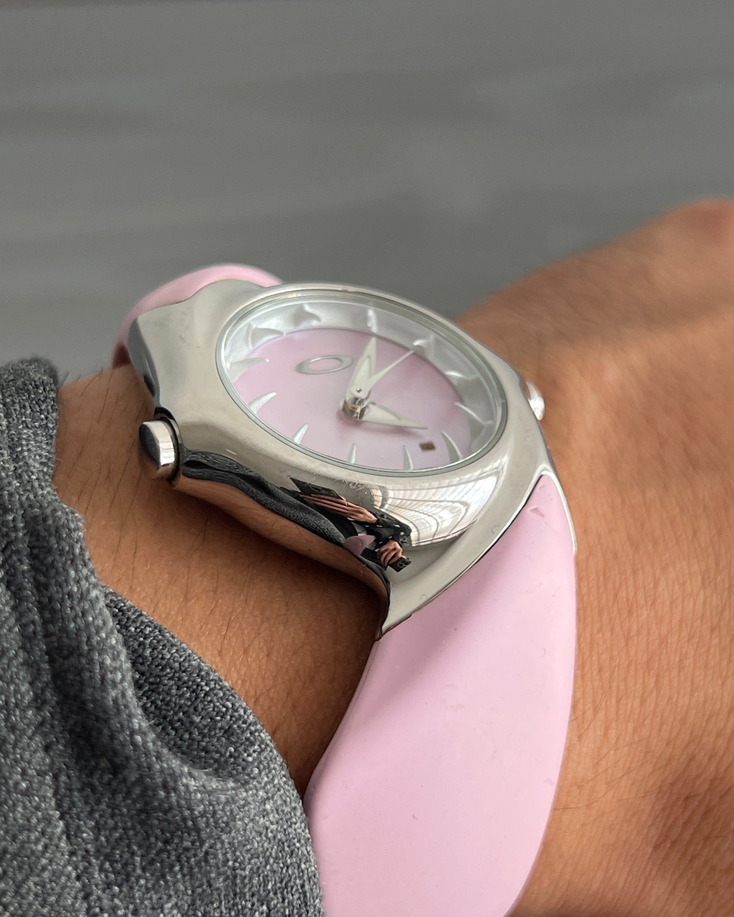 Oakley Crush 2.5 Watch in Polished Stainless Steel/Powder Pink