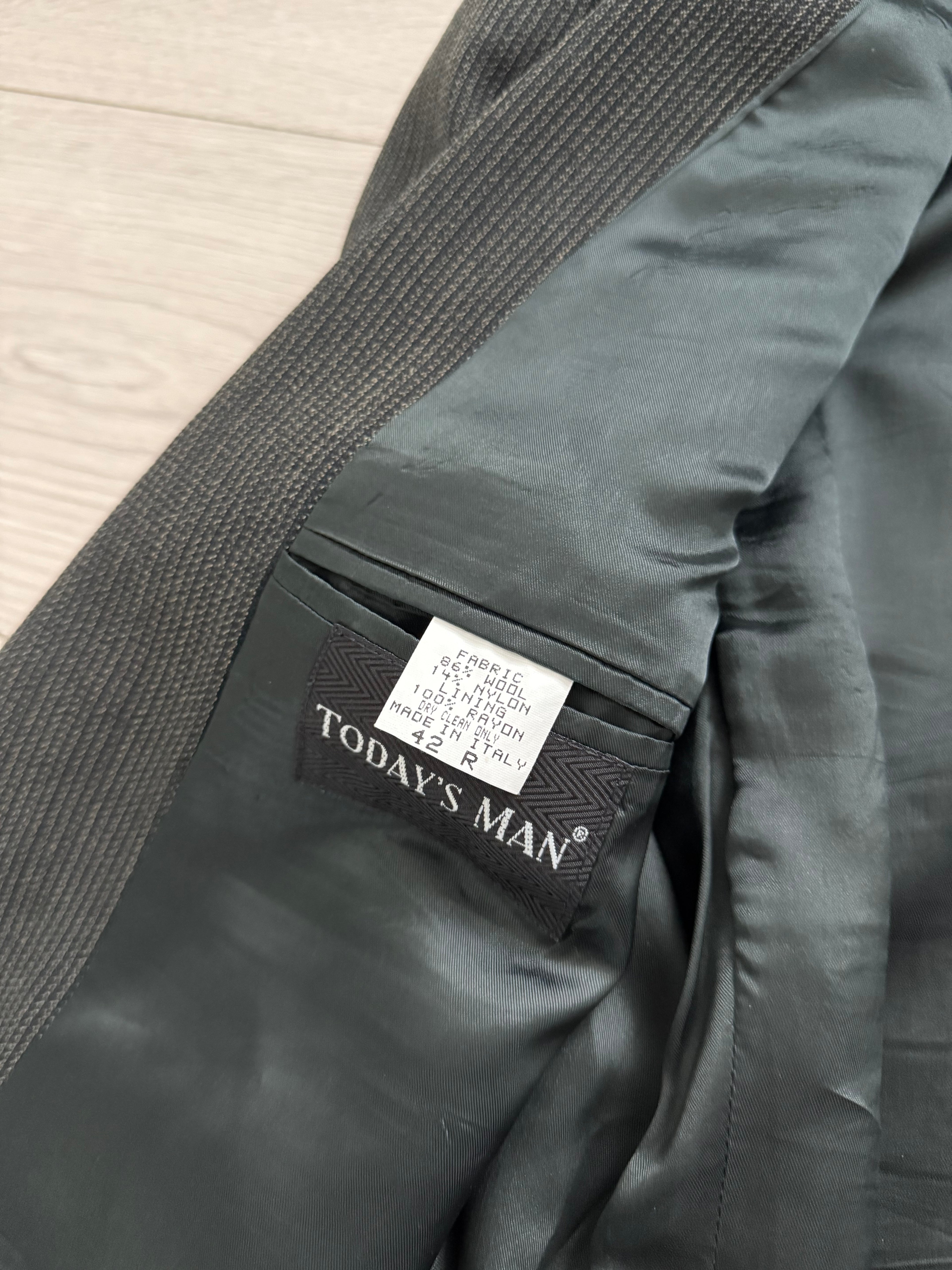 Vintage 1980s Peaked Lapel Double Breasted Pleated Wool Textured Grey Suit - Size XL Jacket / 36" Waist