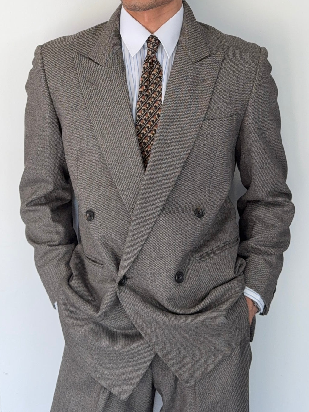 Burberry 1990s Peak Lapel Double Breasted Pleated Textured Taupe Grey Suit - Size M Jacket / 32" Waist