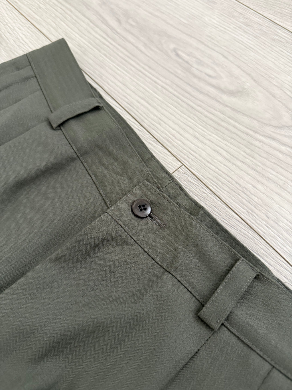 Versace 1980s Peak Lapel Double Breasted Pleated Draped Wool Green Suit - Size M Jacket / 31" Waist