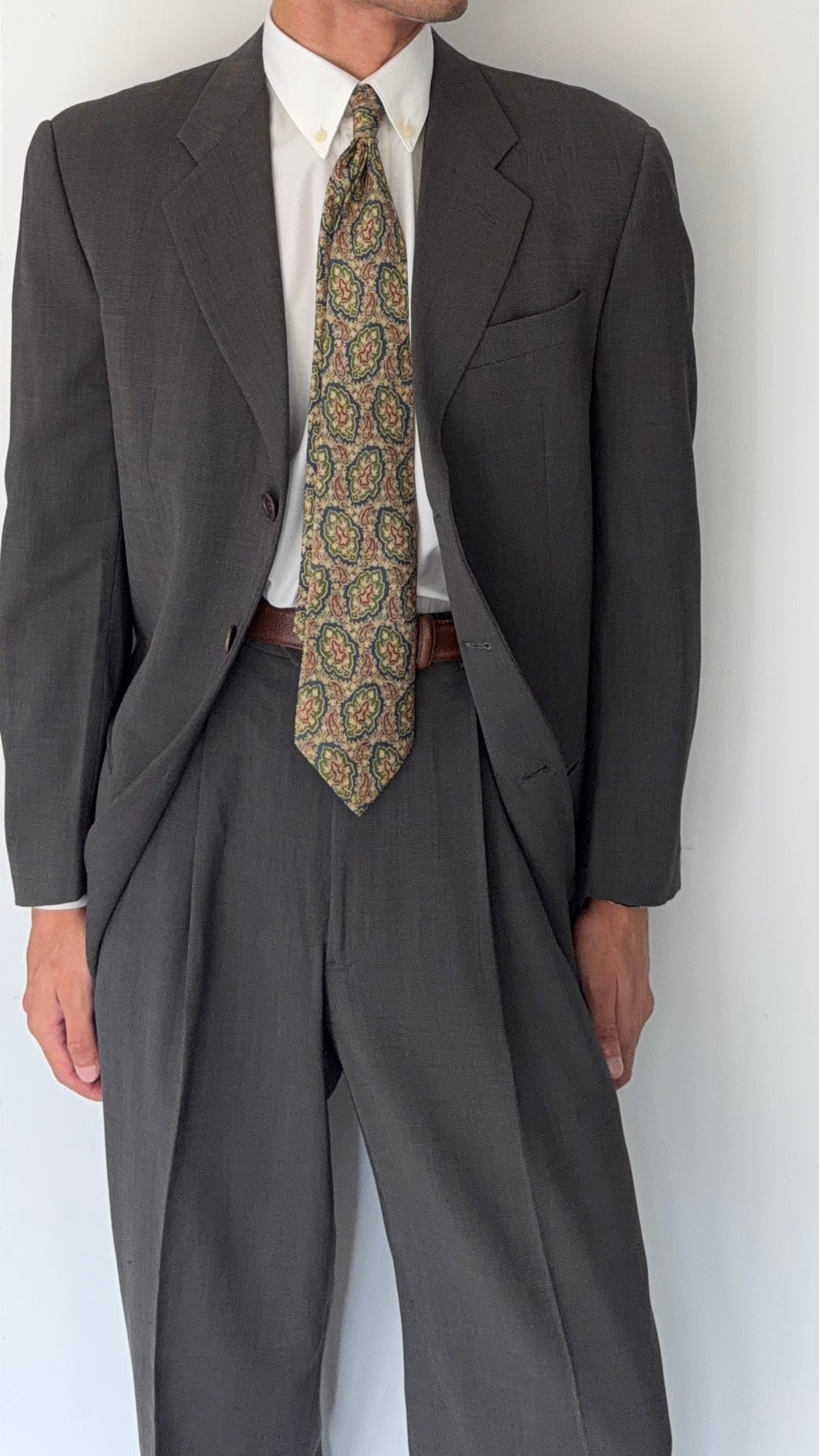 Armani 1990s 3B Textured Wool Pleated Taupe Grey Suit - Size M Jacket / 32" Waist