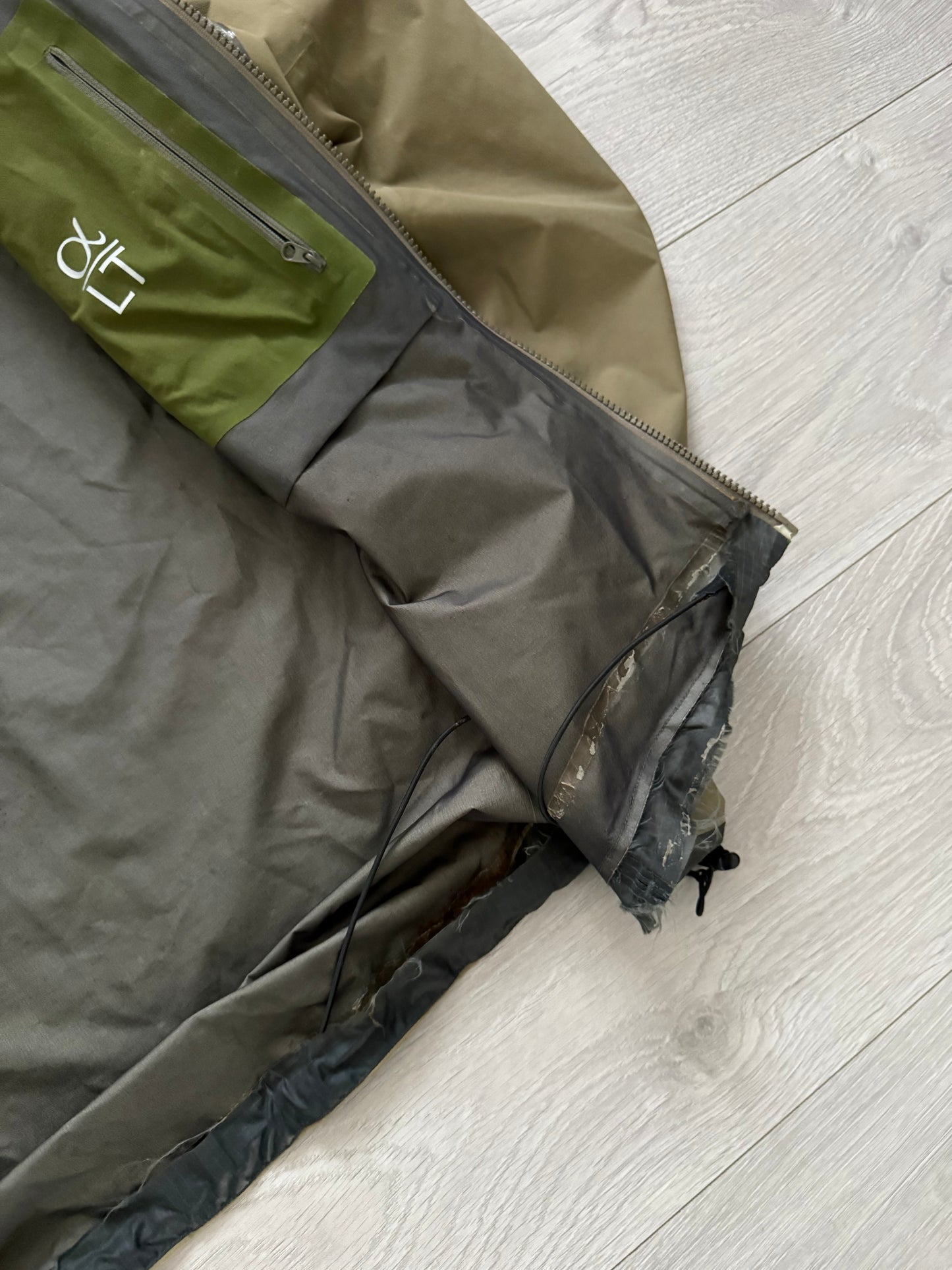 Arcteryx LEAF Alpha LT Gen 2 Gore-Tex Jacket in Crocodile - Size L