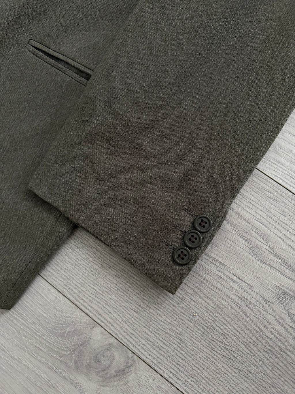 Giorgio Armani 1980s Taupe Charcoal Peaked Lapel Double Breasted Ribbed Weave Pleated Wool Suit - Size XL Jacket / 32" Waist