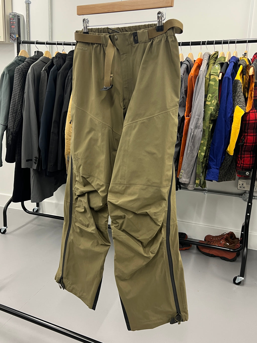 Arc'teryx LEAF Alpha Gen 1 Gore-Tex Pro Pants in Crocodile - Size L