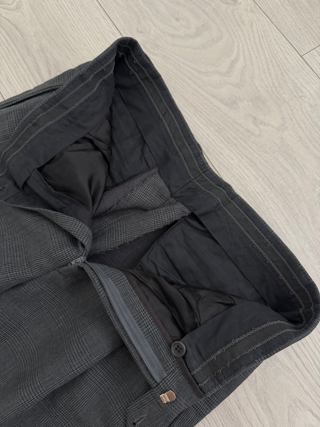 Emporio Armani 1990s 3B Prince of Wales Check Grey Pleated Wool Suit - Size L Jacket / 32" Waist