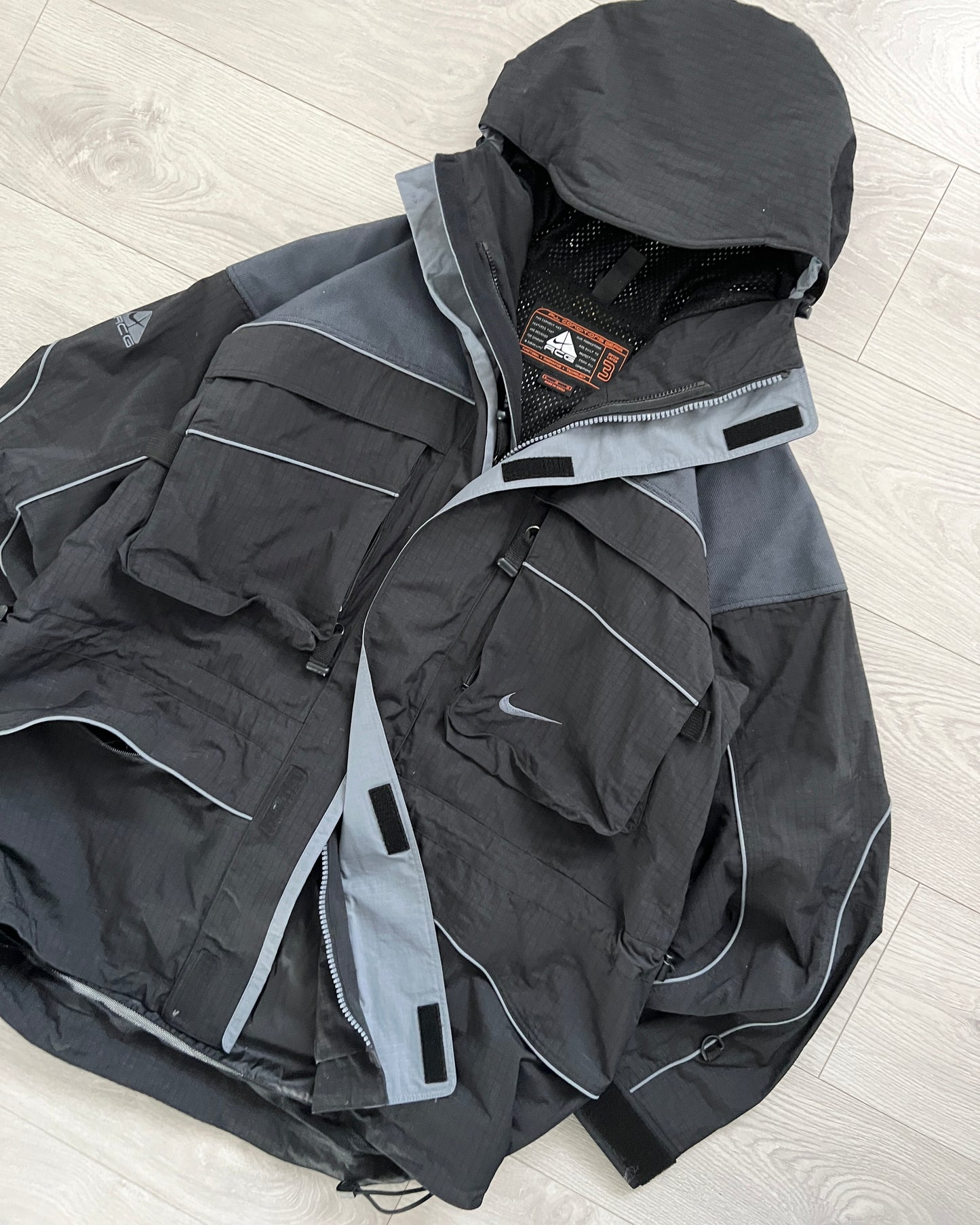 Nike ACG 00s 'Lungs Era' Waterproof Tech Cargo Jacket - Size L