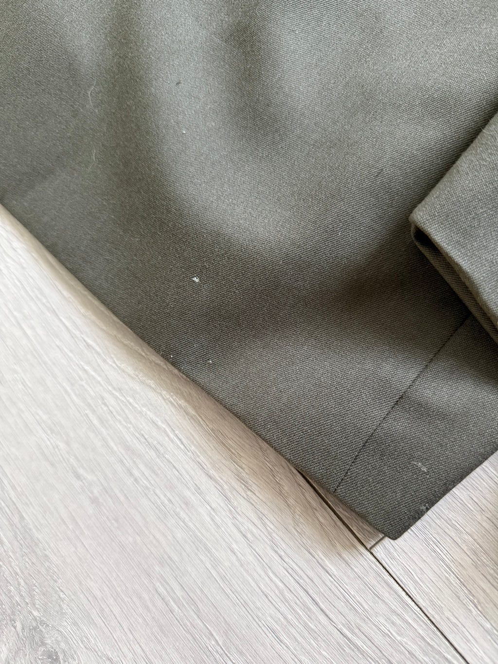 1980s Vintage Peaked Lapel Double Breasted Pleated Pure New Wool Olive Green Suit - Size XL Jacket / 34" Waist