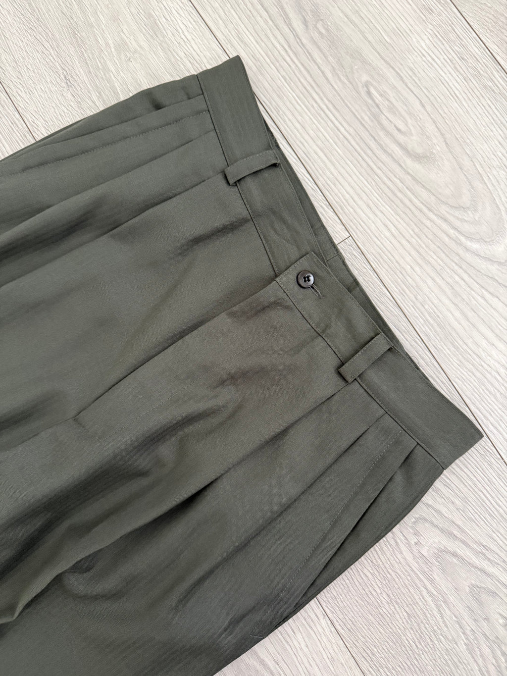 Versace 1980s Peak Lapel Double Breasted Pleated Draped Wool Green Suit - Size M Jacket / 31" Waist
