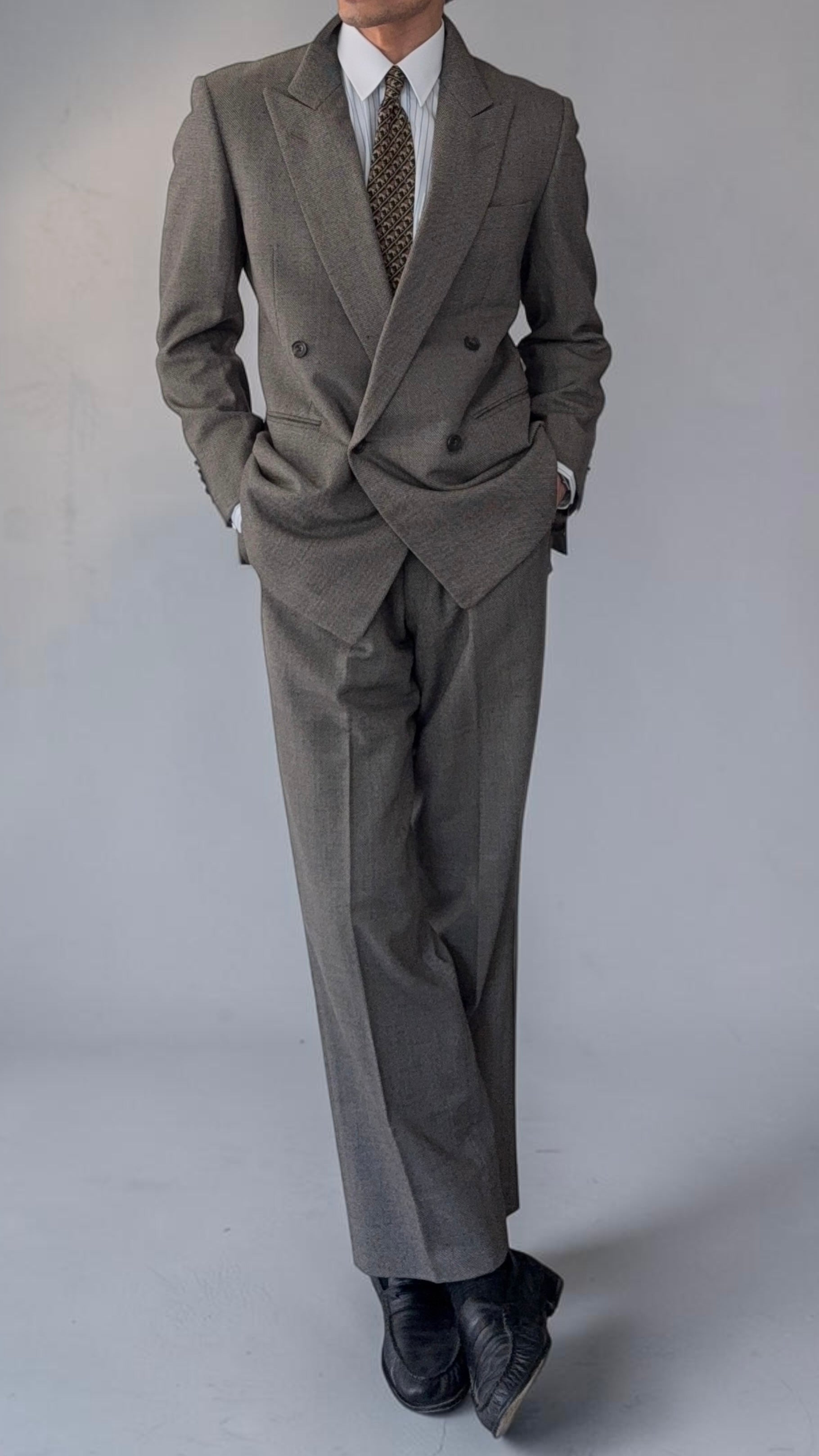 Burberry 1990s Peak Lapel Double Breasted Pleated Textured Taupe Grey Suit - Size M Jacket / 32" Waist