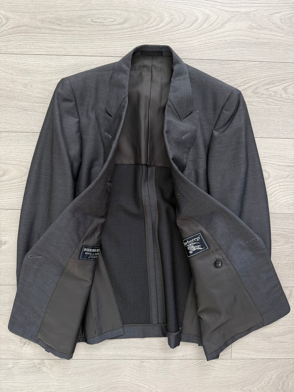 Burberry 1980s Peaked Lapel Double Breasted Pleated Wool Mohair Grey Suit - Size S Jacket / 31" Waist