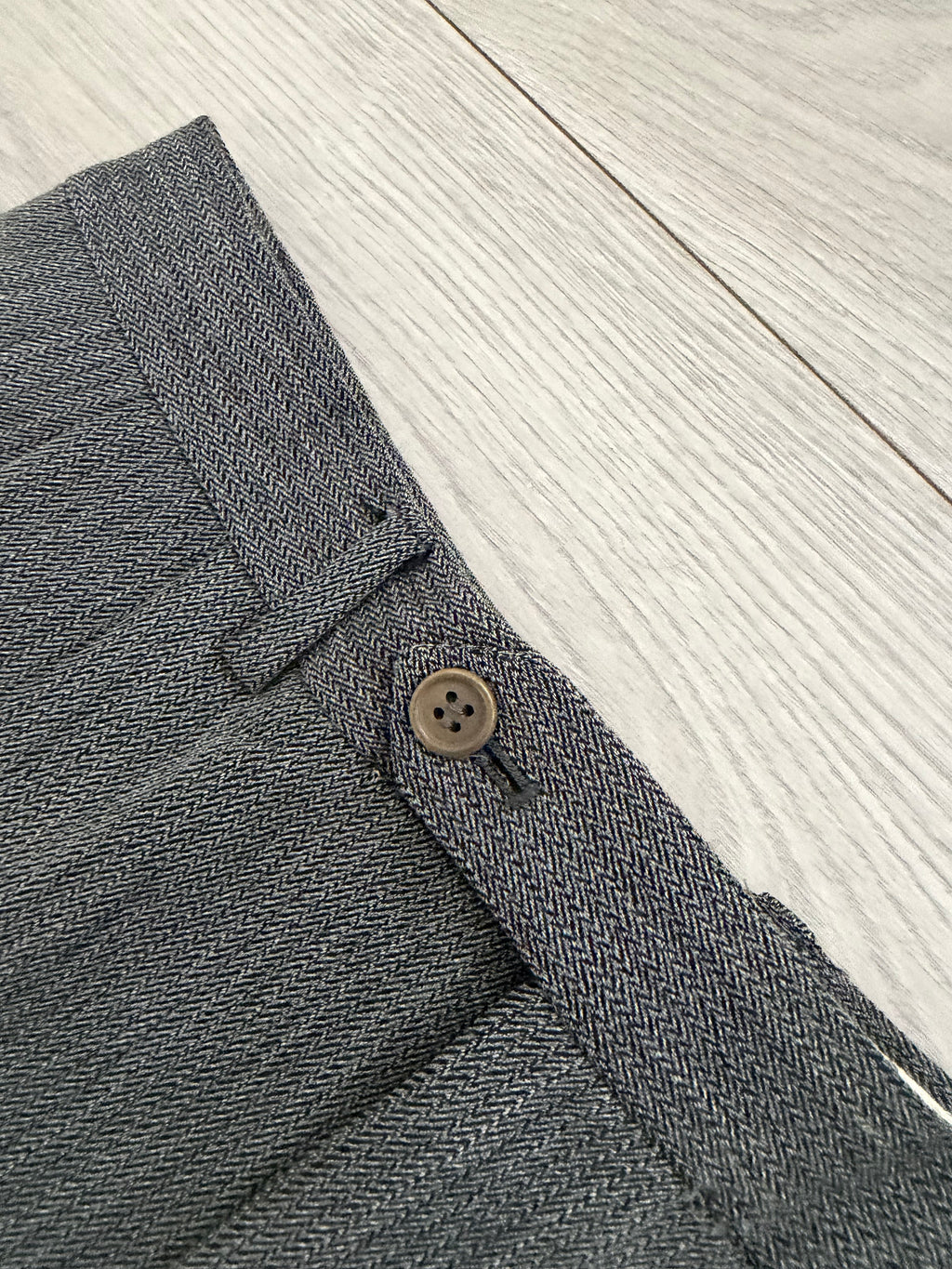Giorgio Armani 1980s 3B Herringbone Weave Grey Pleated Wool Suit - Size XL Jacket / 32" Waist