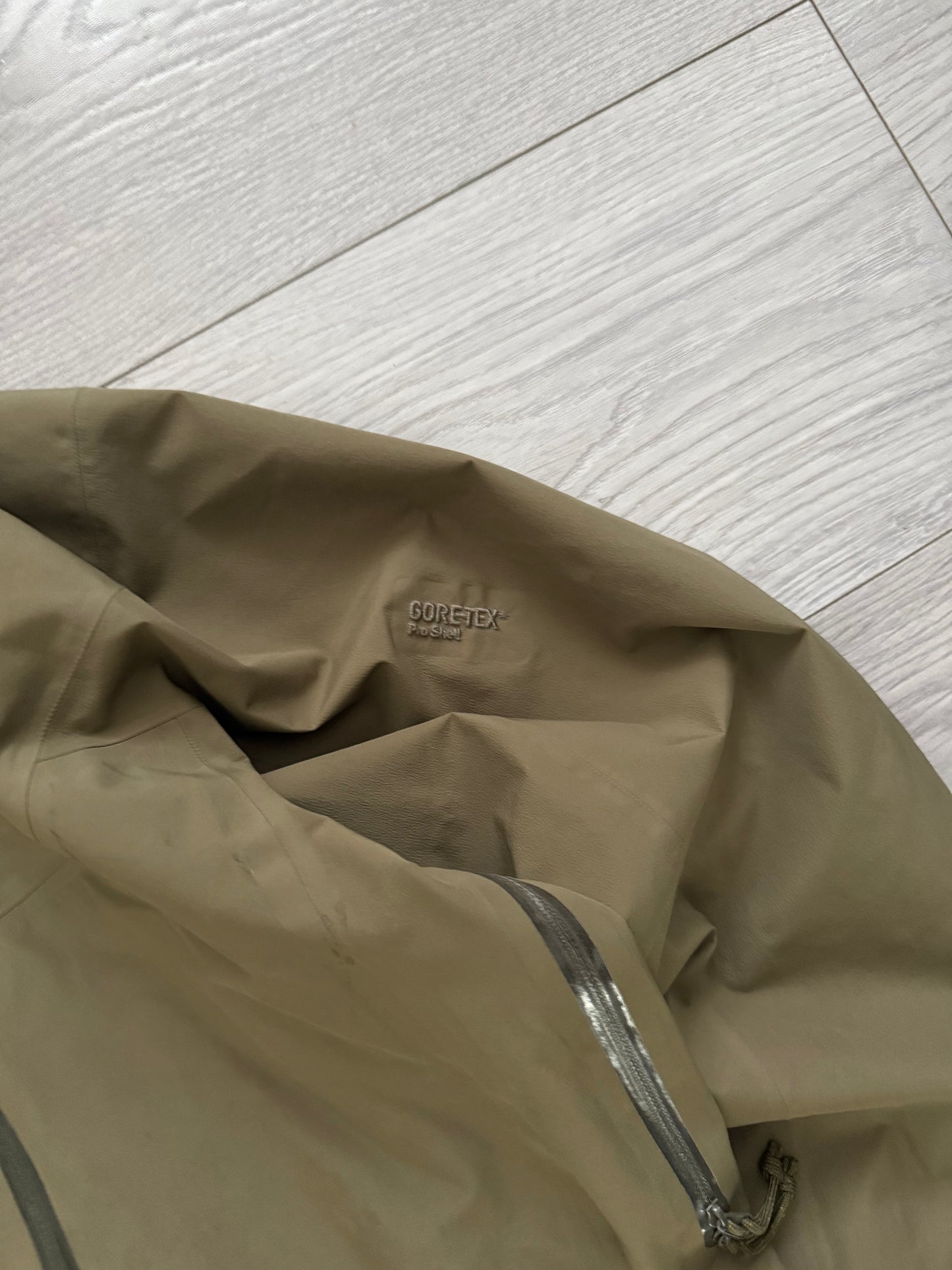 Arcteryx LEAF Alpha LT Gen 2 Gore-Tex Jacket in Crocodile - Size L