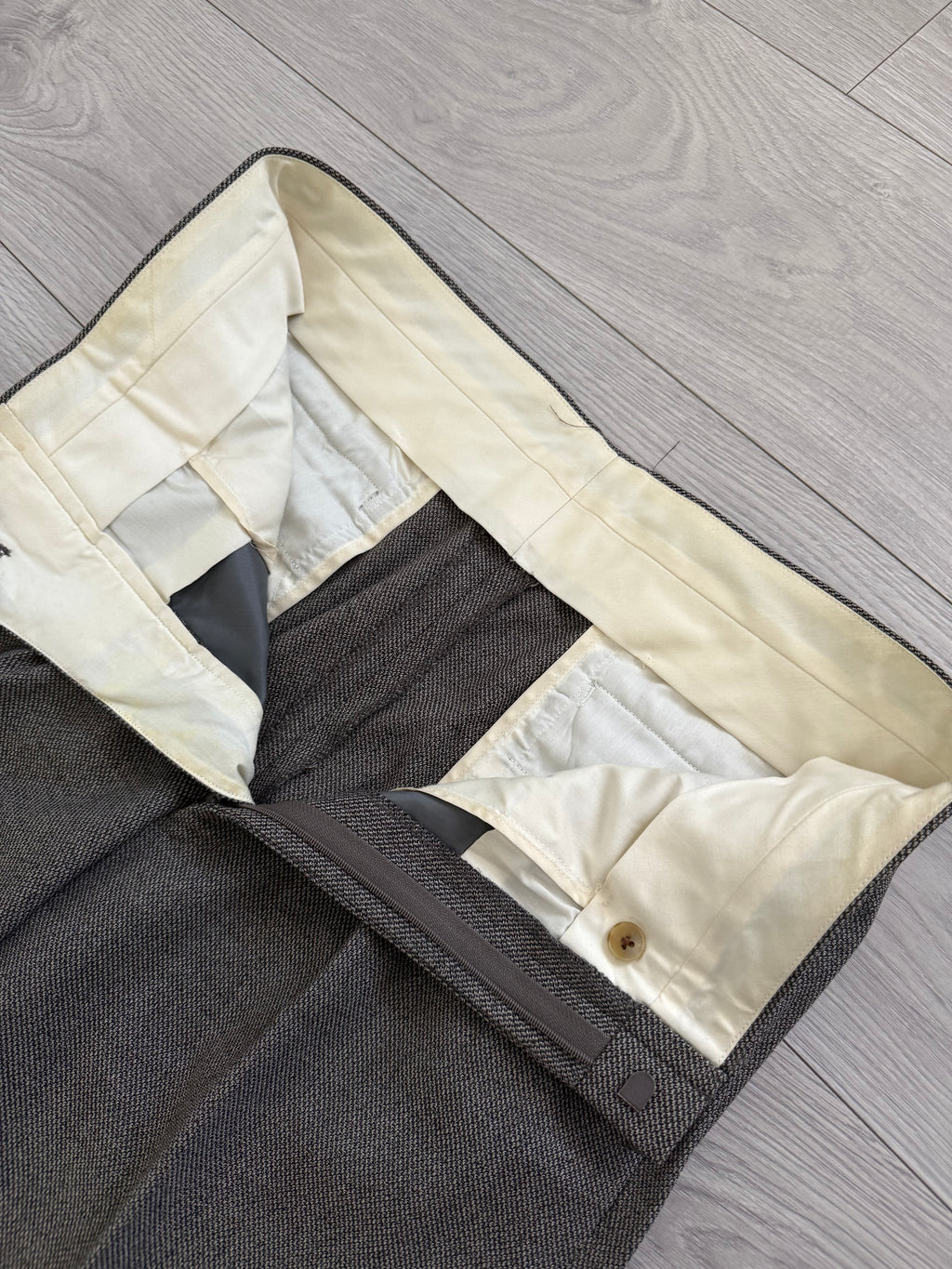 Burberry 1990s Peak Lapel Double Breasted Pleated Textured Taupe Grey Suit - Size M Jacket / 32" Waist