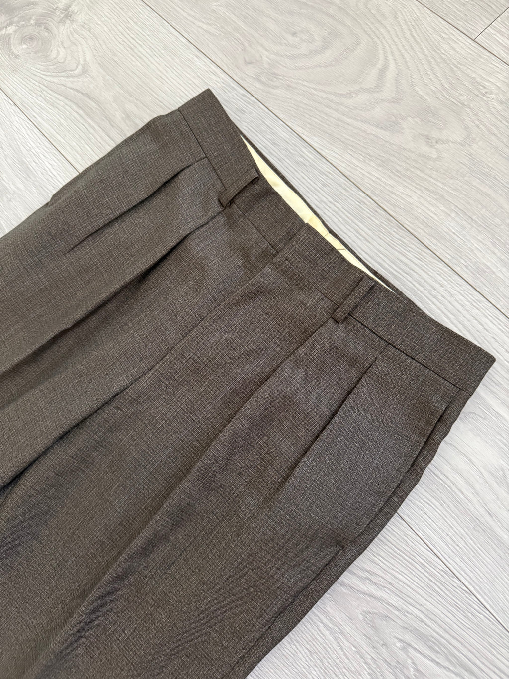 Burberry 1990s Peak Lapel Double Breasted Pleated Textured Brown Suit - Size M Jacket / 32" Waist