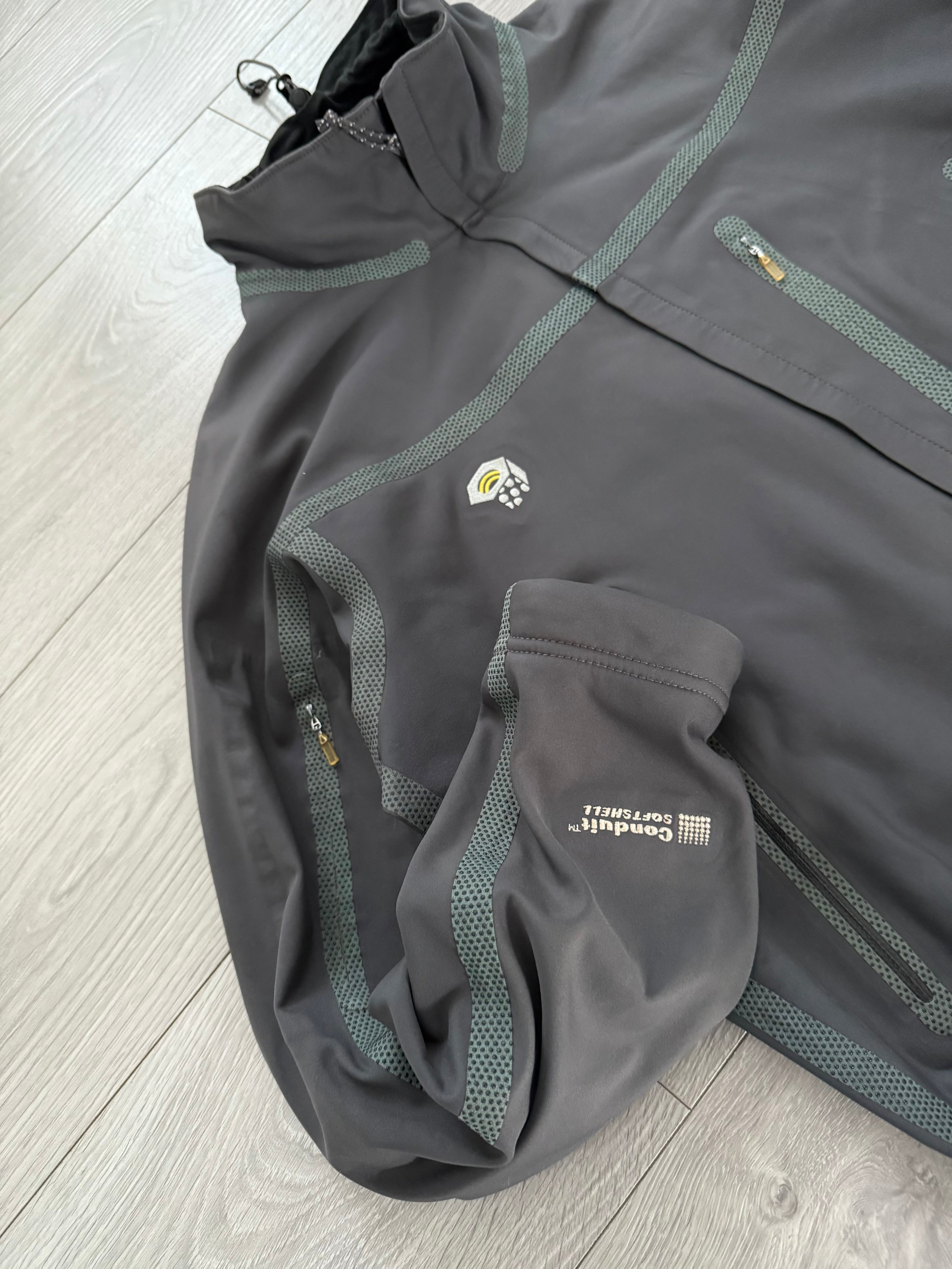 Mountain Hardwear 00s Taped Seam Conduit Softshell Jacket - Size M