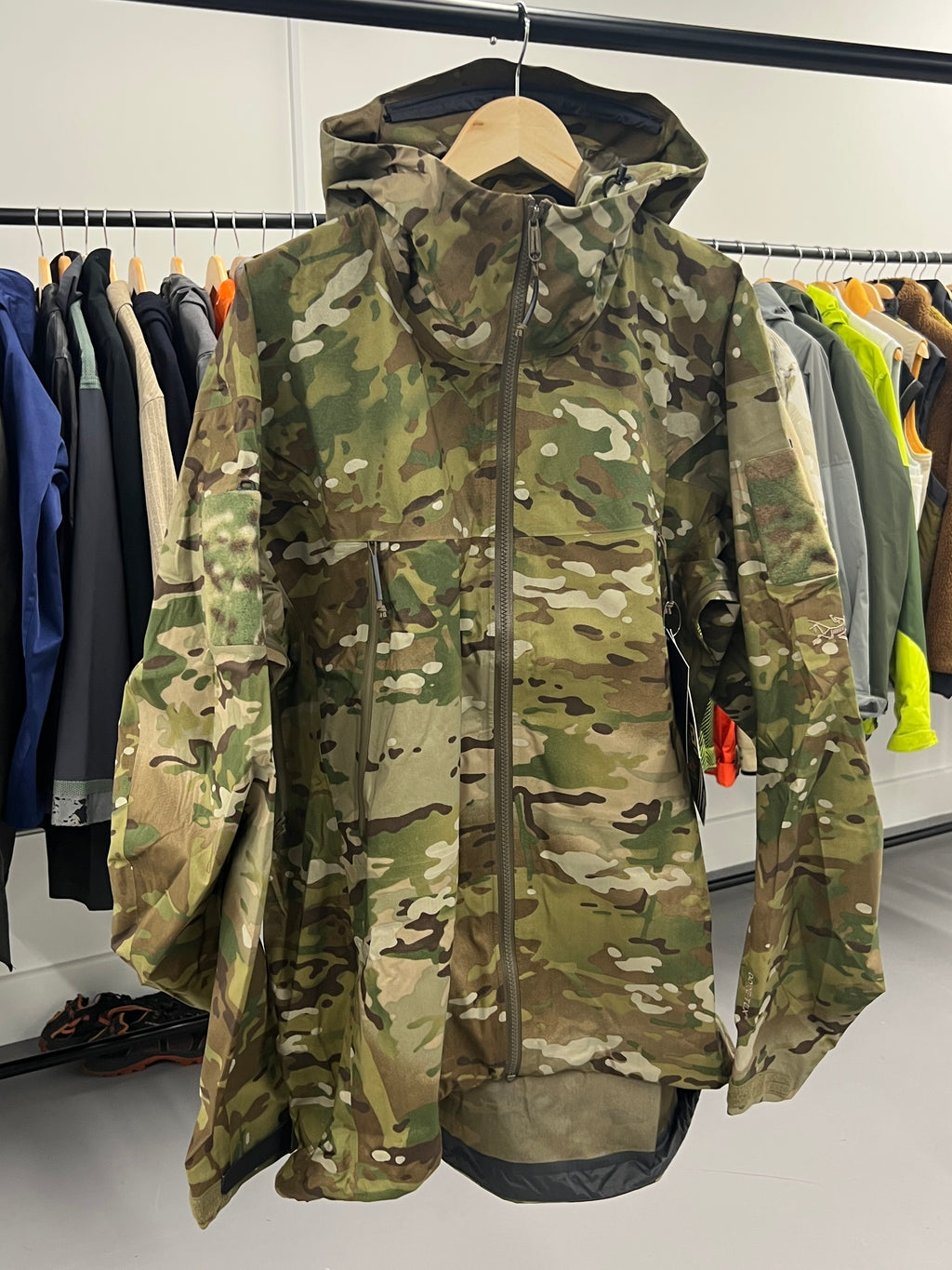 Arc'teryx LEAF Alpha LT Gen 2 Gore-Tex Pro Jacket in Multicam - Size XL