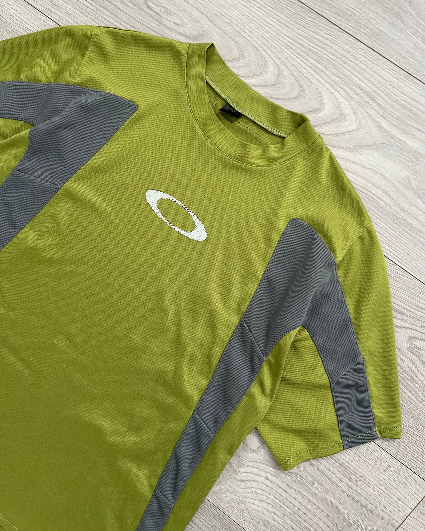 Oakley 00s Tech Panelled Green T-Shirt - Size L