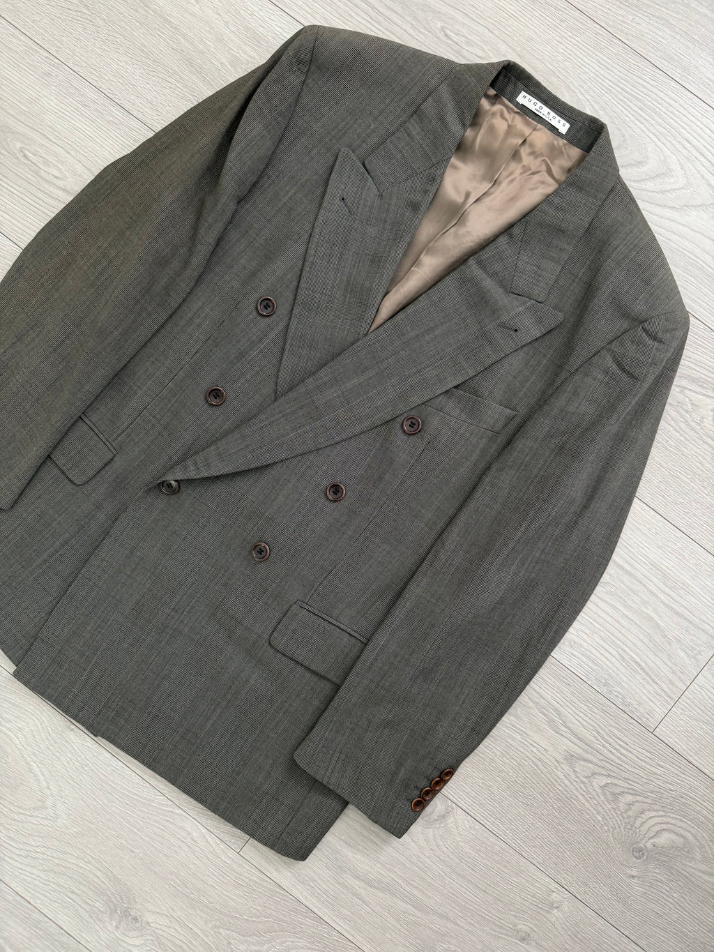 Hugo Boss 1980s 'Zeus' Peaked Lapel Double Breasted Pleated Wool Check Suit Greige - Size XL Jacket / 34" Waist