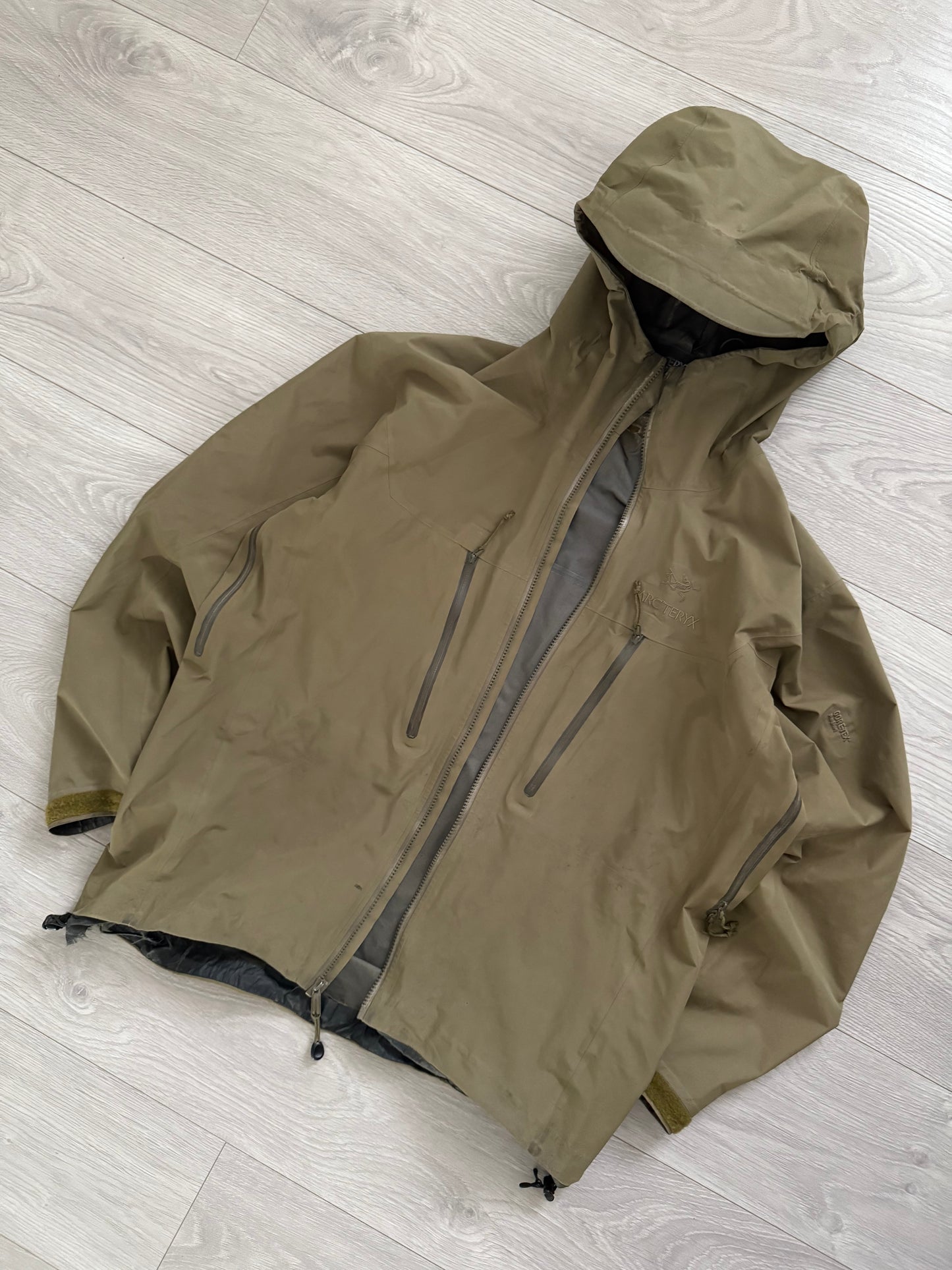 Arcteryx LEAF Alpha LT Gen 2 Gore-Tex Jacket in Crocodile - Size L