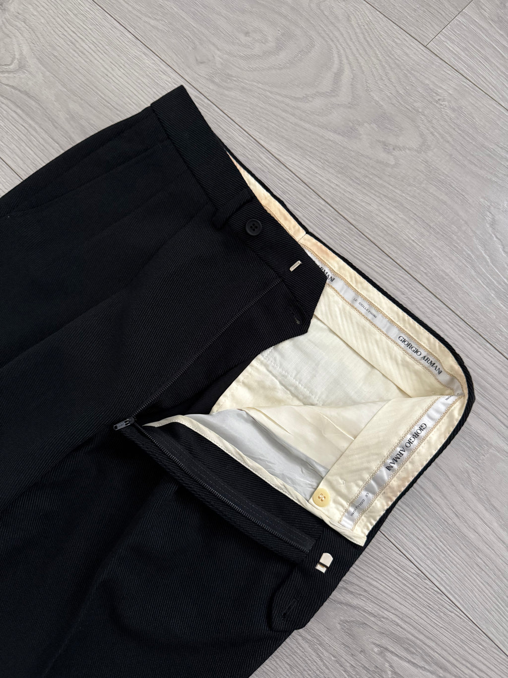 Giorgio Armani 1980s 2B Pleated Wool Suit Black New - Size L Jacket / 32" Waist