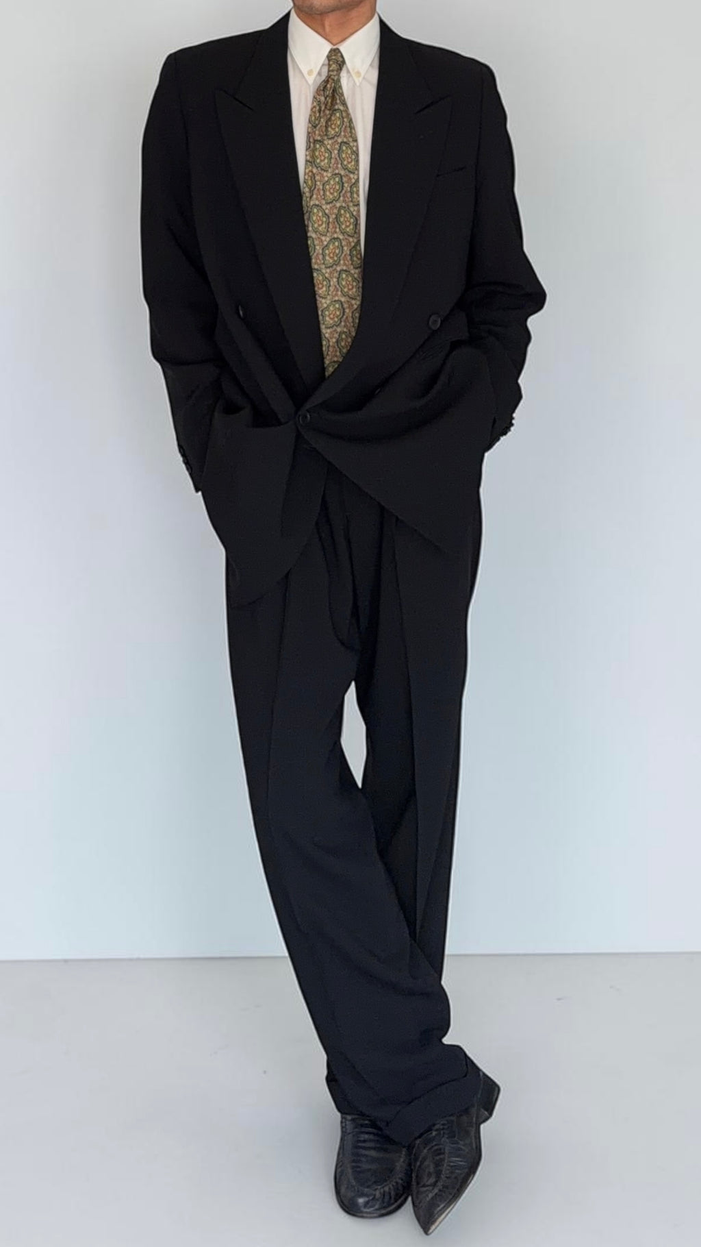Giorgio Armani 1980s Peaked Lapel Double Breasted Black Wool Pleated Lightweight Suit - Size XL Jacket / 35" Waist