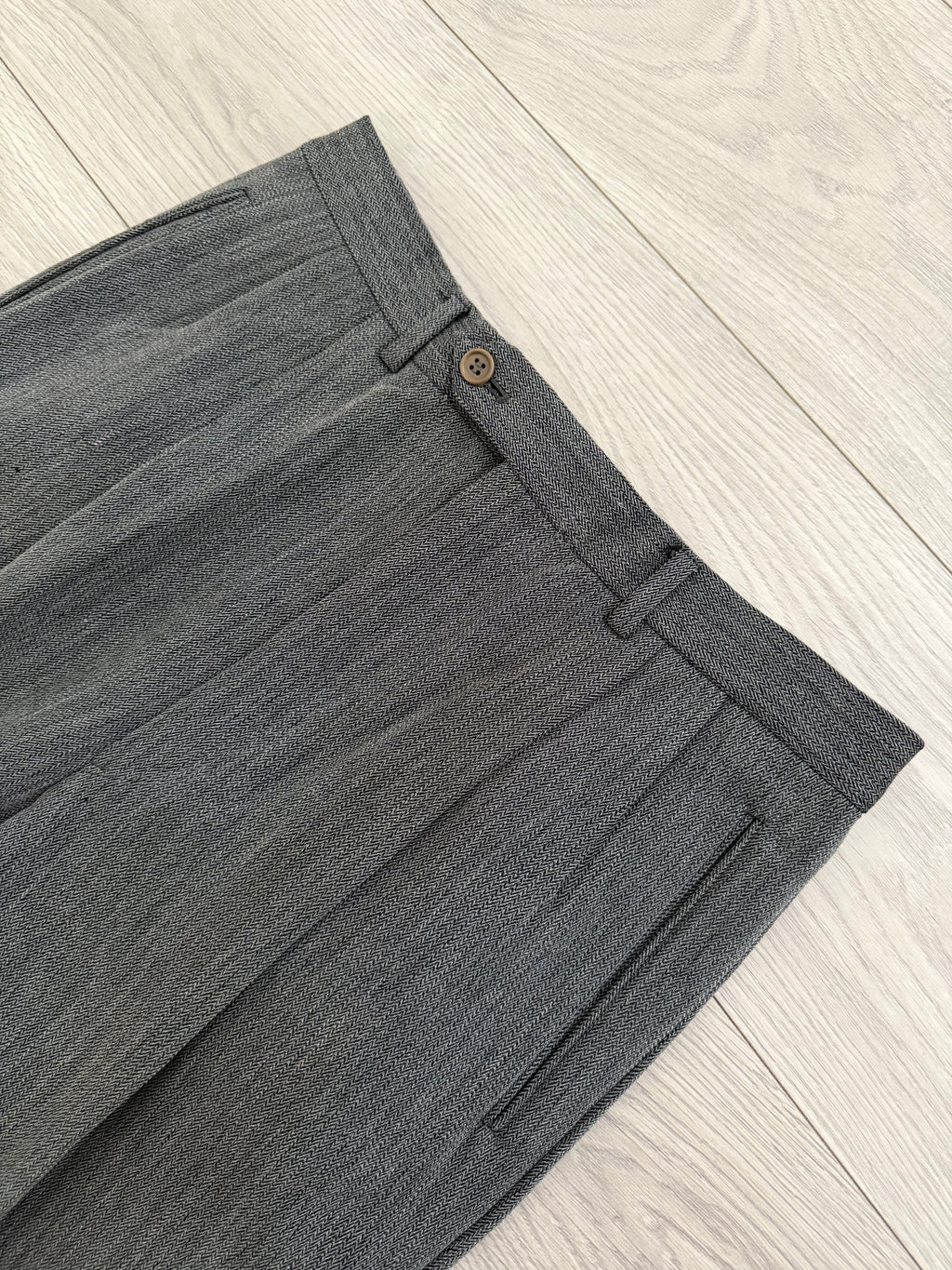 Giorgio Armani 1980s 3B Herringbone Weave Grey Pleated Wool Suit - Size XL Jacket / 32" Waist