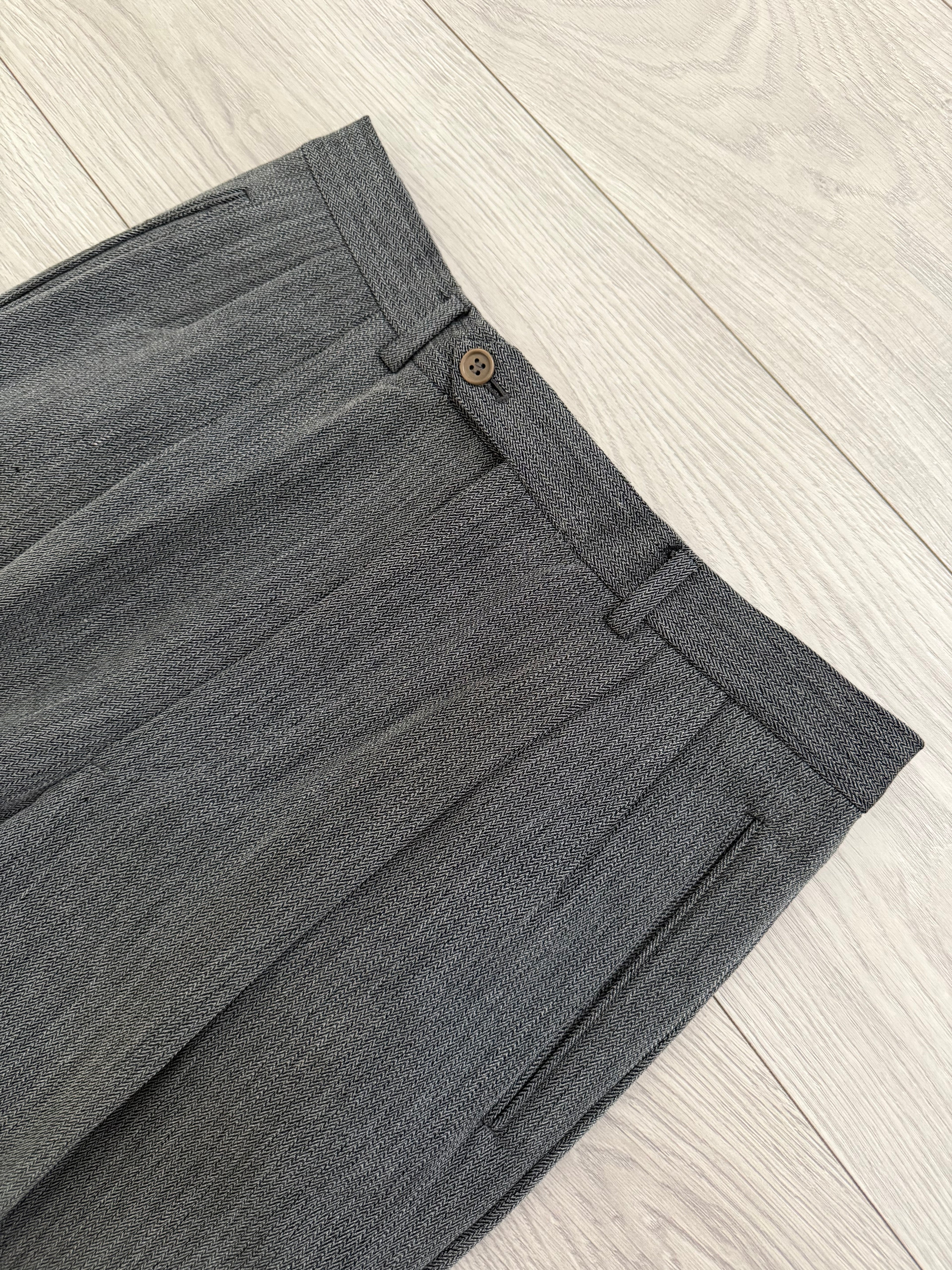 Giorgio Armani 1980s 3B Herringbone Weave Grey Pleated Wool Suit - Size XL Jacket / 32" Waist