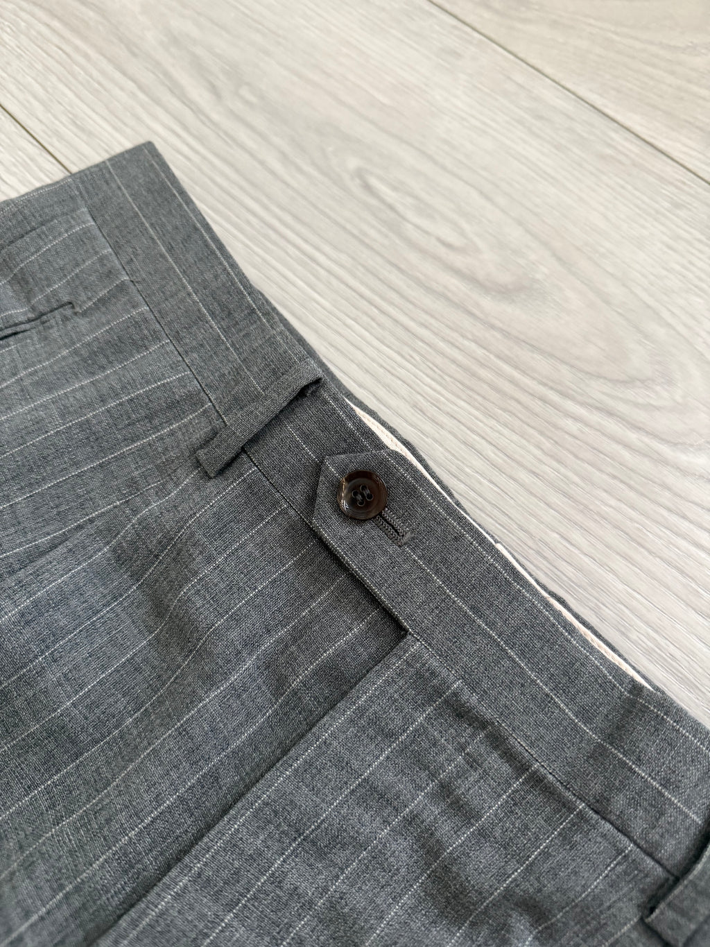 Dior 1980s Peak Lapel Double Breasted Pleated Grey Pinstriped Lightweight Suit - Size L Jacket / 33" Waist
