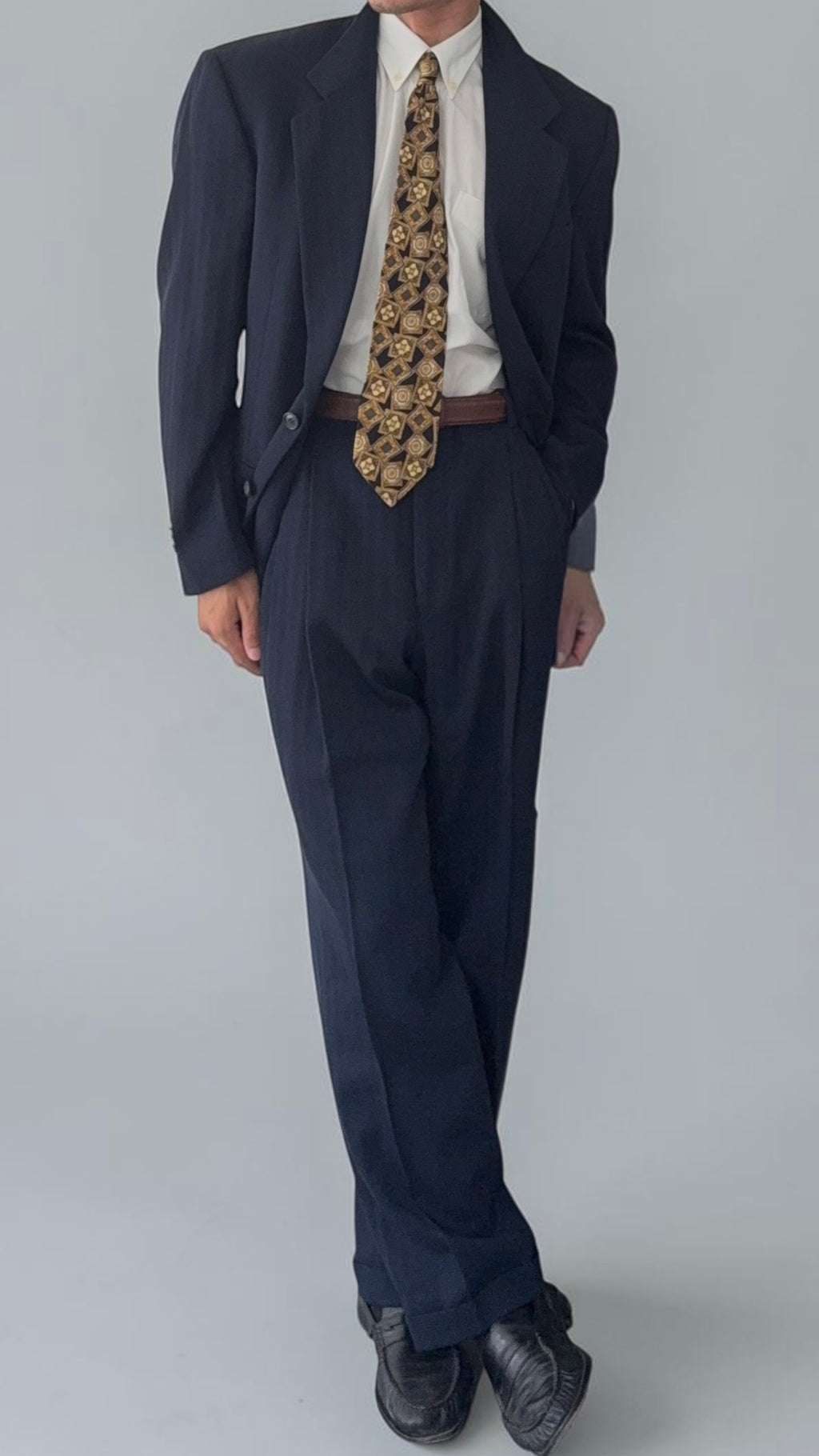 Versace 1980s 2B Double Pleat Herringbone Wool Navy Suit - Size XL Jacket / 36" Waist