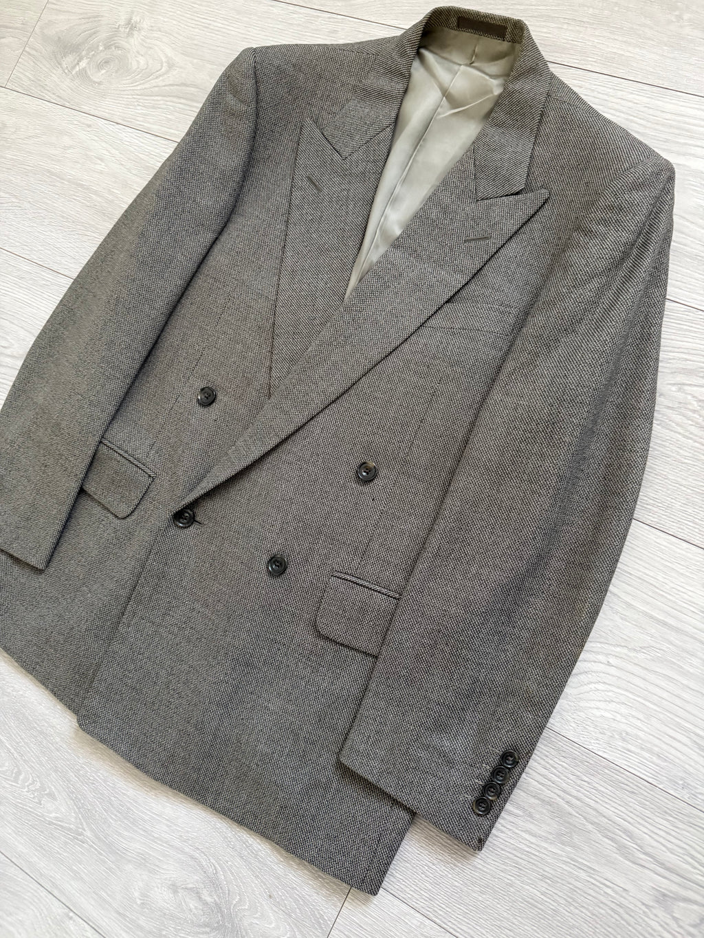 Burberry 1990s Peak Lapel Double Breasted Pleated Textured Taupe Grey Suit - Size M Jacket / 32" Waist