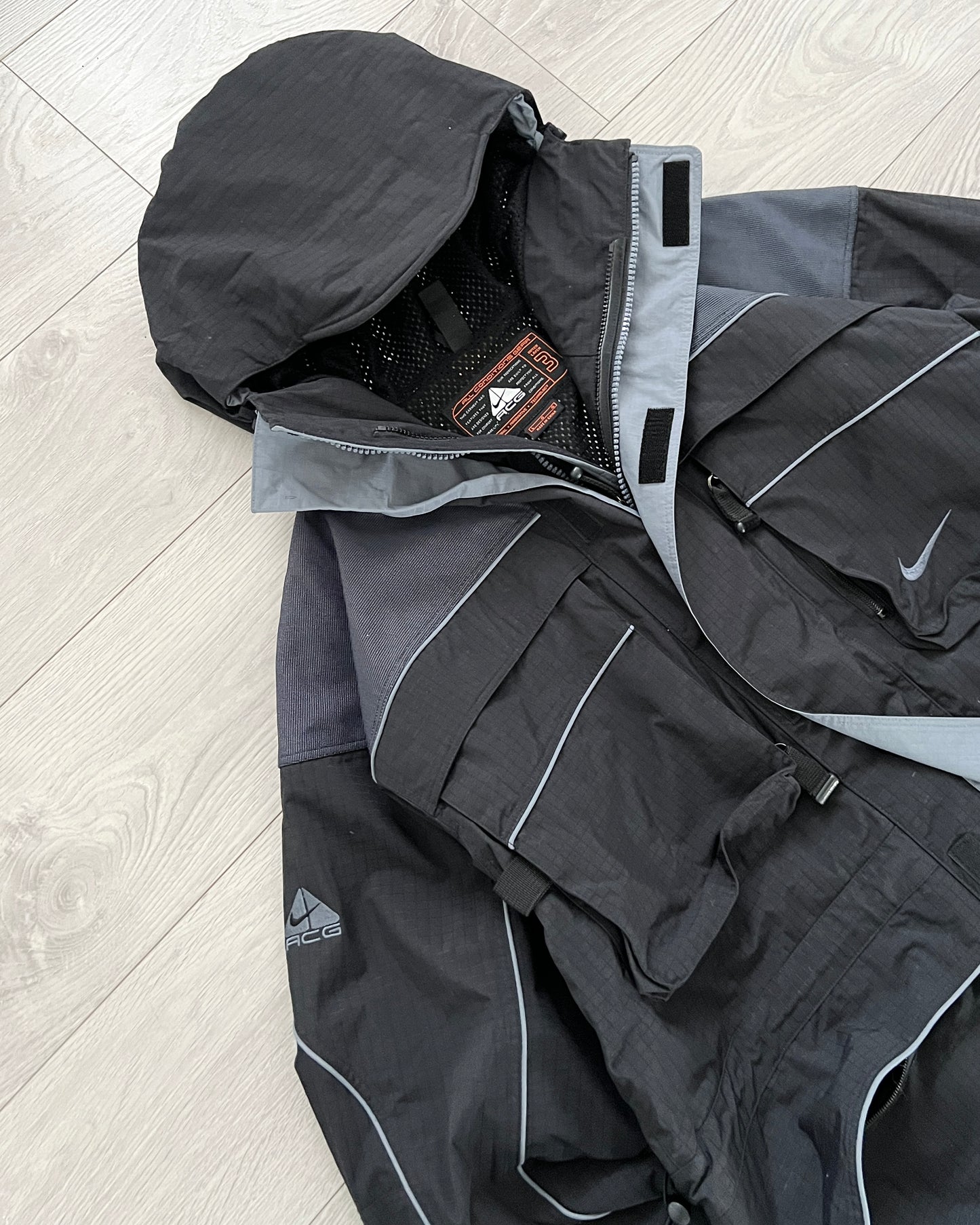 Nike ACG 00s 'Lungs Era' Waterproof Tech Cargo Jacket - Size L