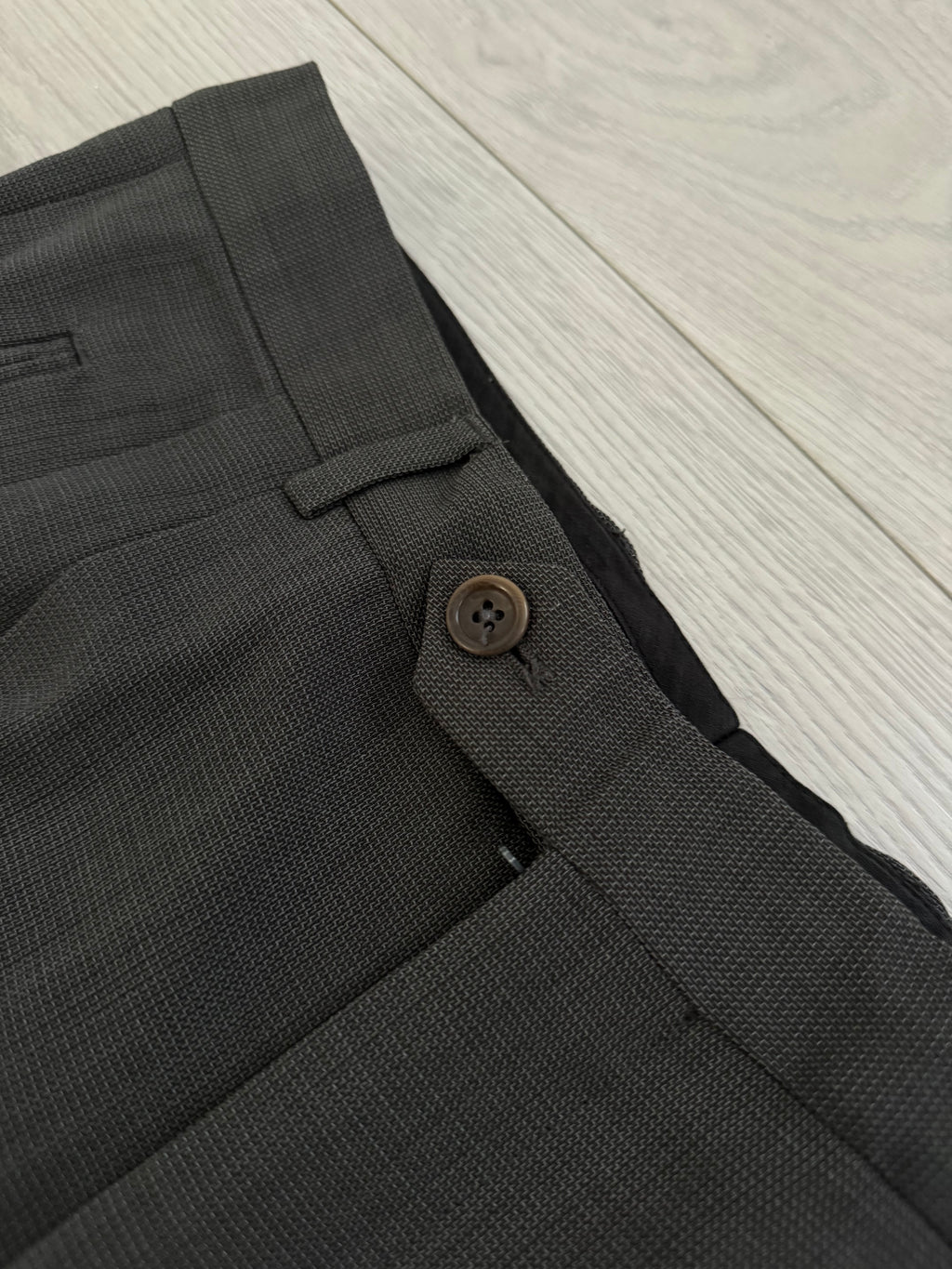 Armani 1990s 3B Textured Wool Pleated Taupe Grey Suit - Size M Jacket / 32" Waist