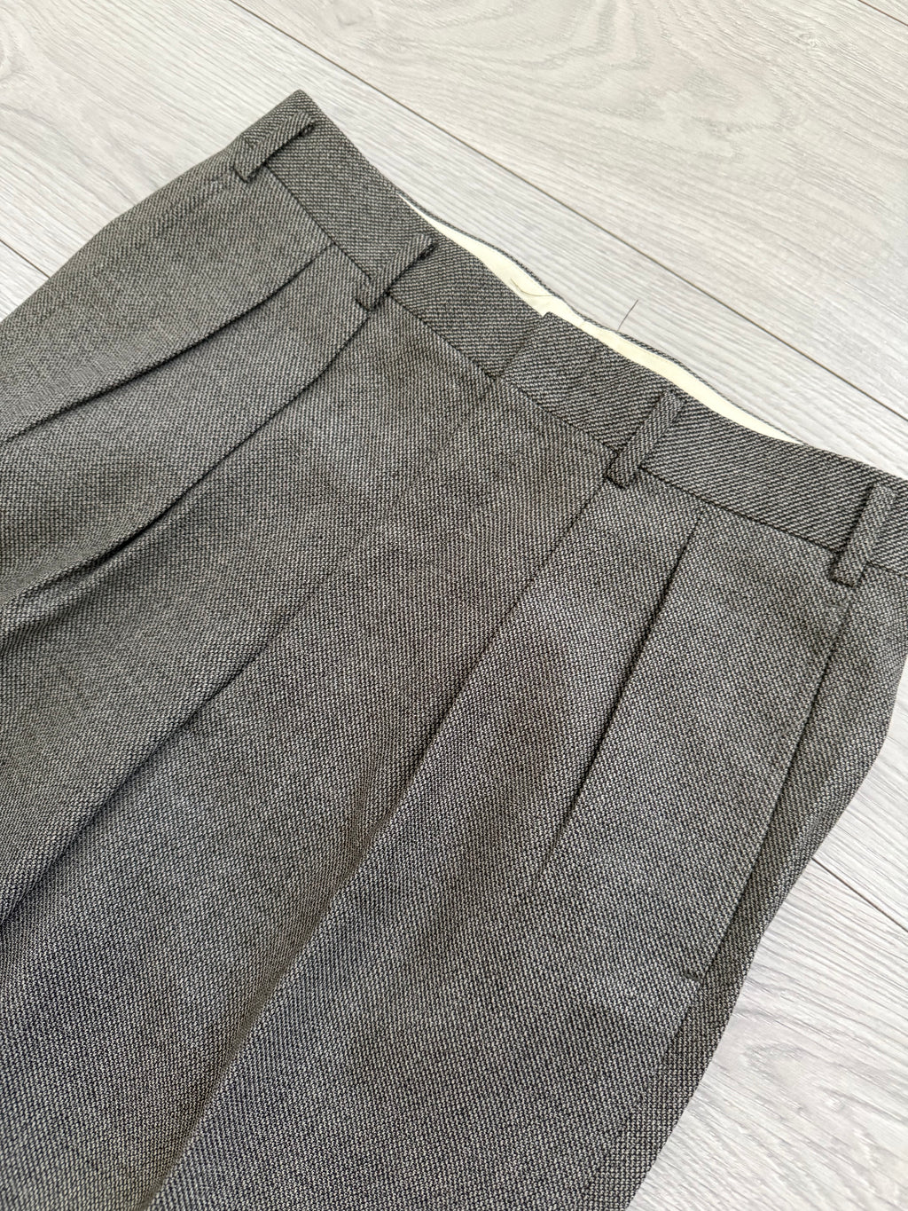 Burberry 1990s Peak Lapel Double Breasted Pleated Textured Taupe Grey Suit - Size M Jacket / 32" Waist