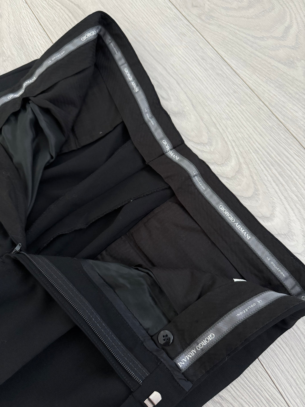 Giorgio Armani 1980s Peaked Lapel Double Breasted Black Wool Pleated Lightweight Suit - Size XL Jacket / 35" Waist