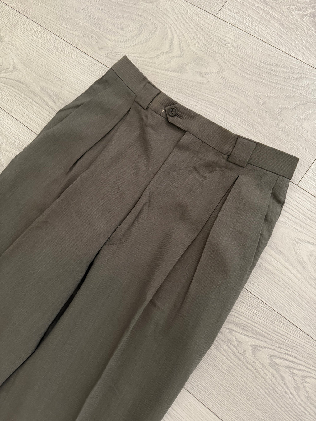Giorgio Armani 1980s Taupe Charcoal Peaked Lapel Double Breasted Ribbed Weave Pleated Wool Suit - Size XL Jacket / 32" Waist