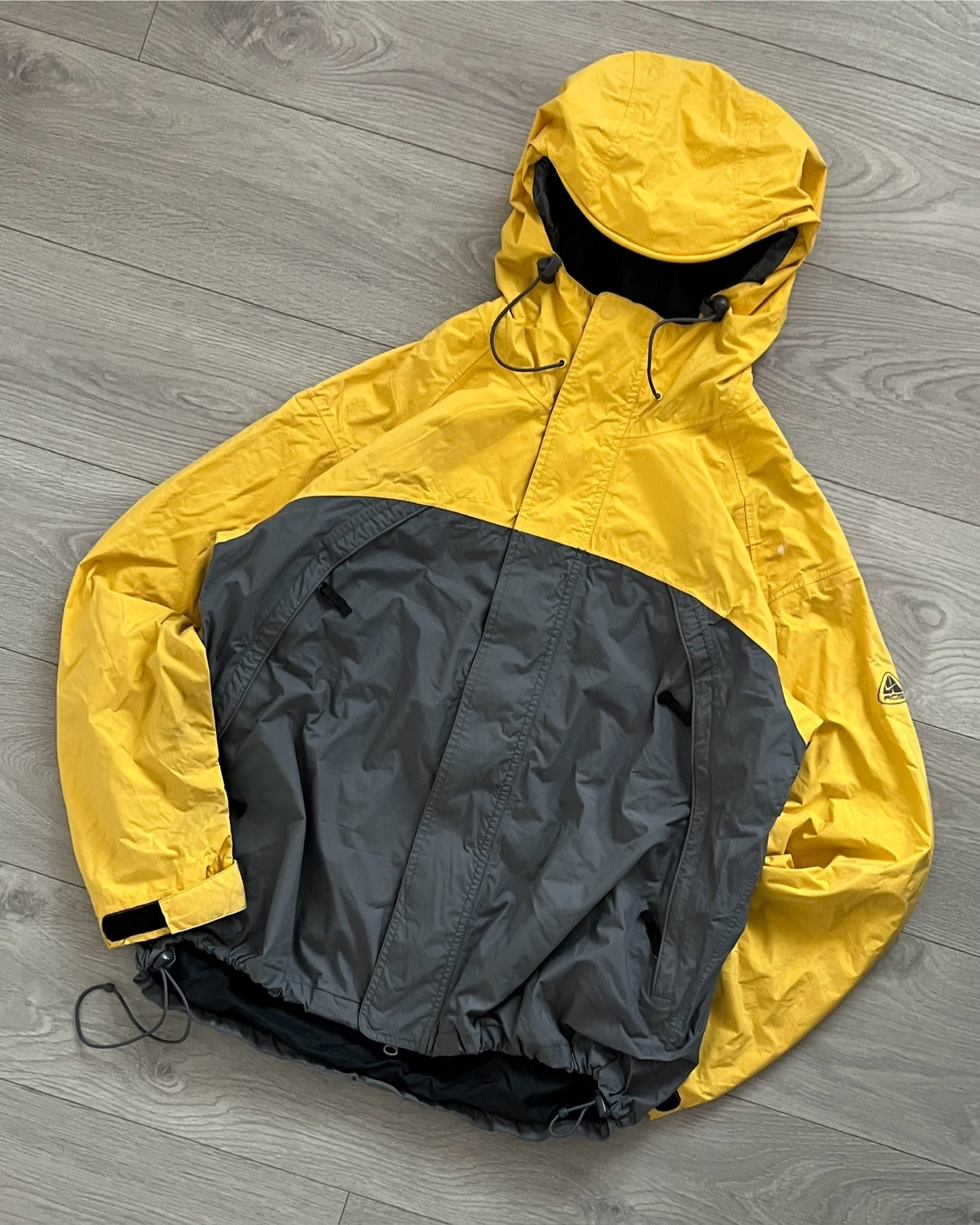 Nike ACG 00s Storm Two-Tone Waterproof Jacket - Size L