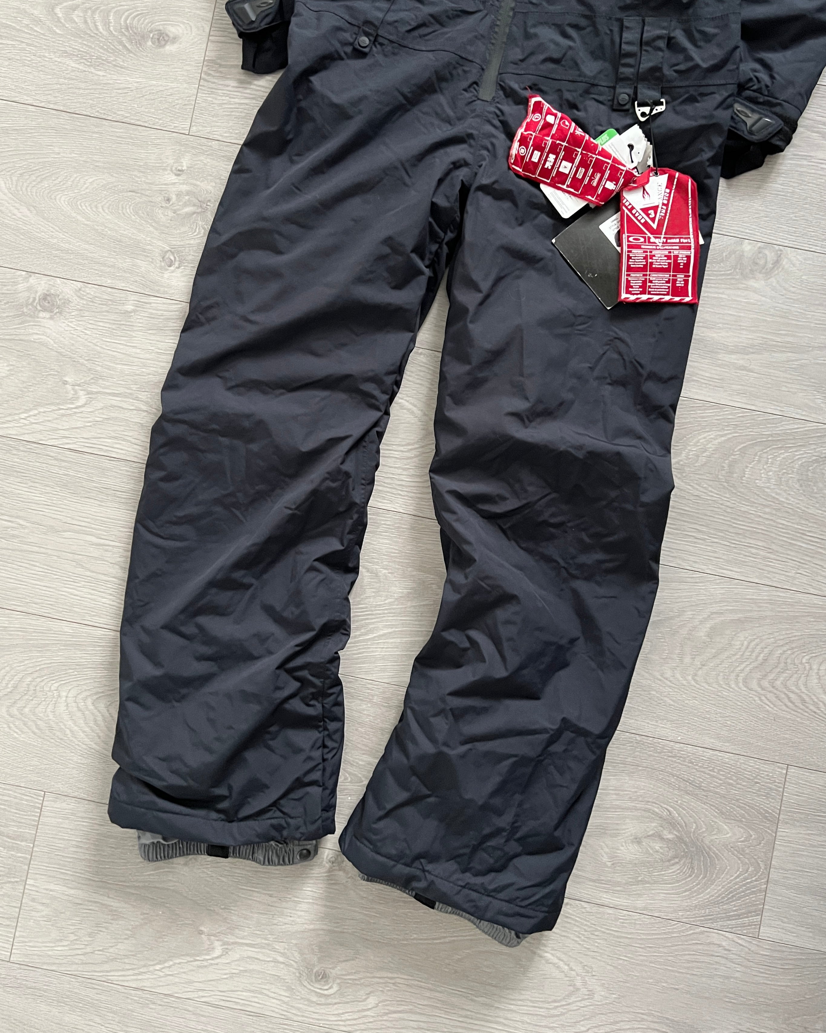 Oakley Road Fuel 00s Insulated Fur Hood Ski Suit - Size S Oakley Road Fuel 00s Insulated Fur Hood Ski Suit - Size S
