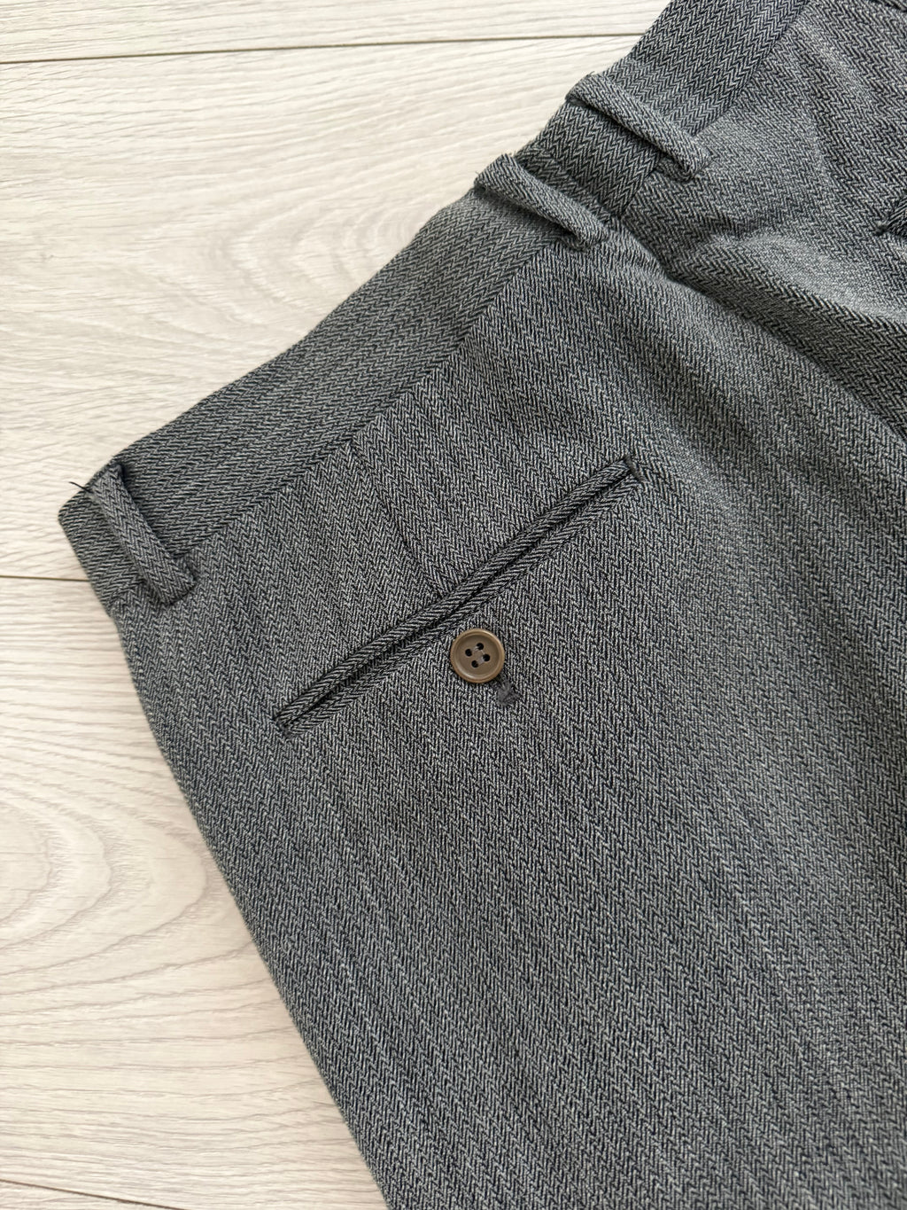 Giorgio Armani 1980s 3B Herringbone Weave Grey Pleated Wool Suit - Size XL Jacket / 32" Waist